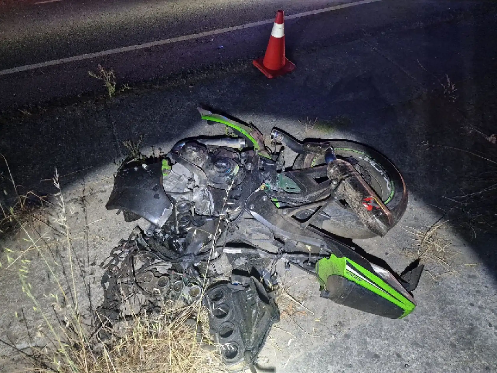 Yarış yaparken farları yanmayan otomobile çarpan motosikletler paramparça oldu: 2 ölü