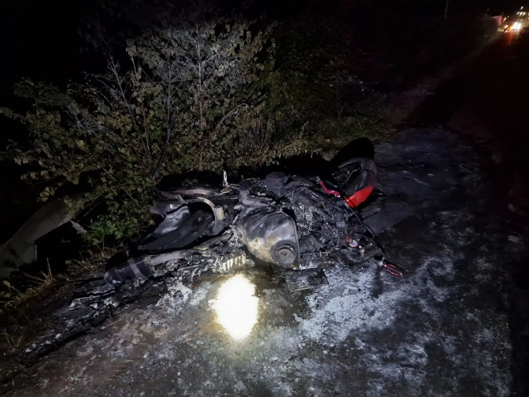 Yarış yaparken farları yanmayan otomobile çarpan motosikletler paramparça oldu: 2 ölü