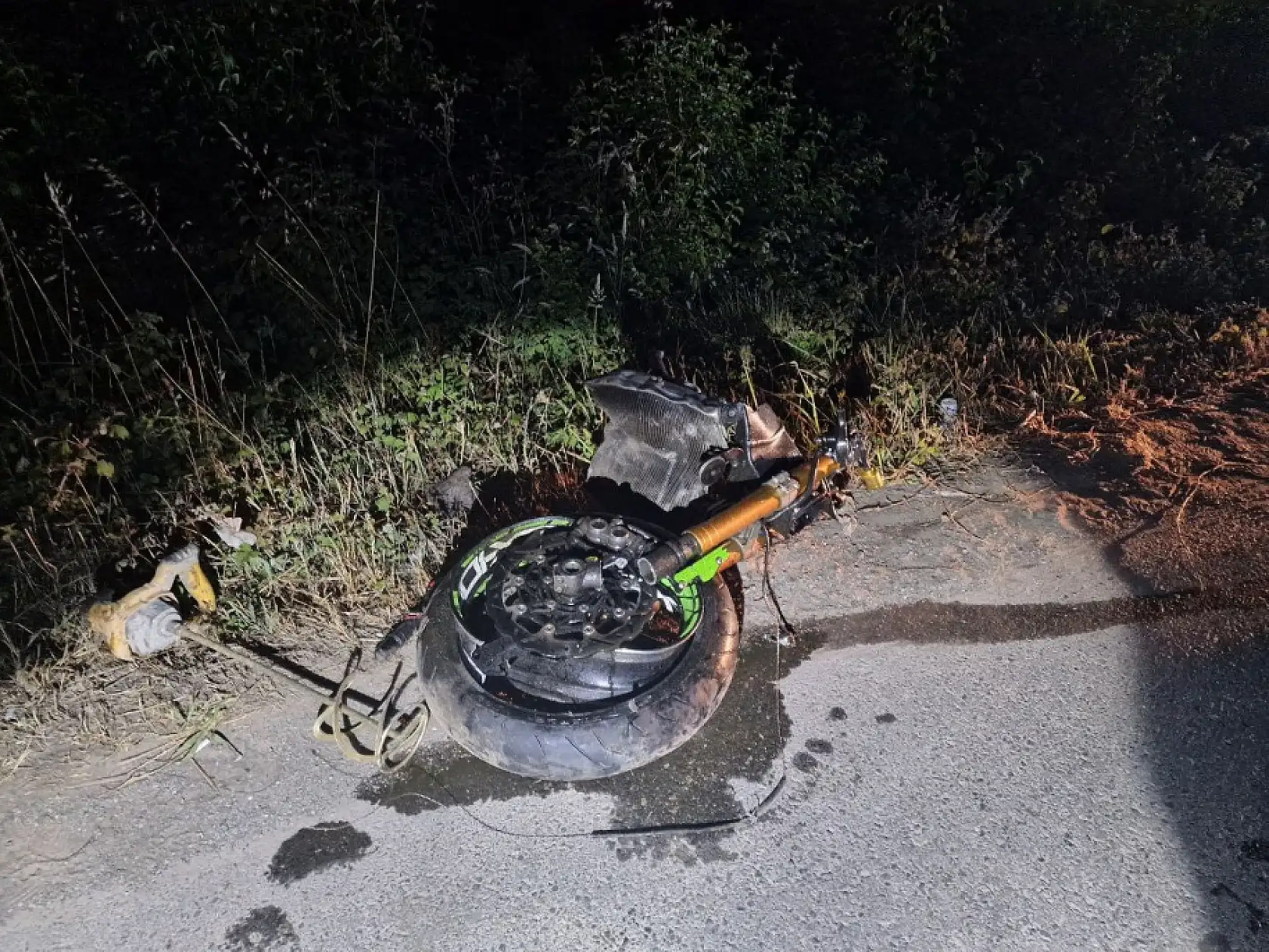 Yarış yaparken farları yanmayan otomobile çarpan motosikletler paramparça oldu: 2 ölü