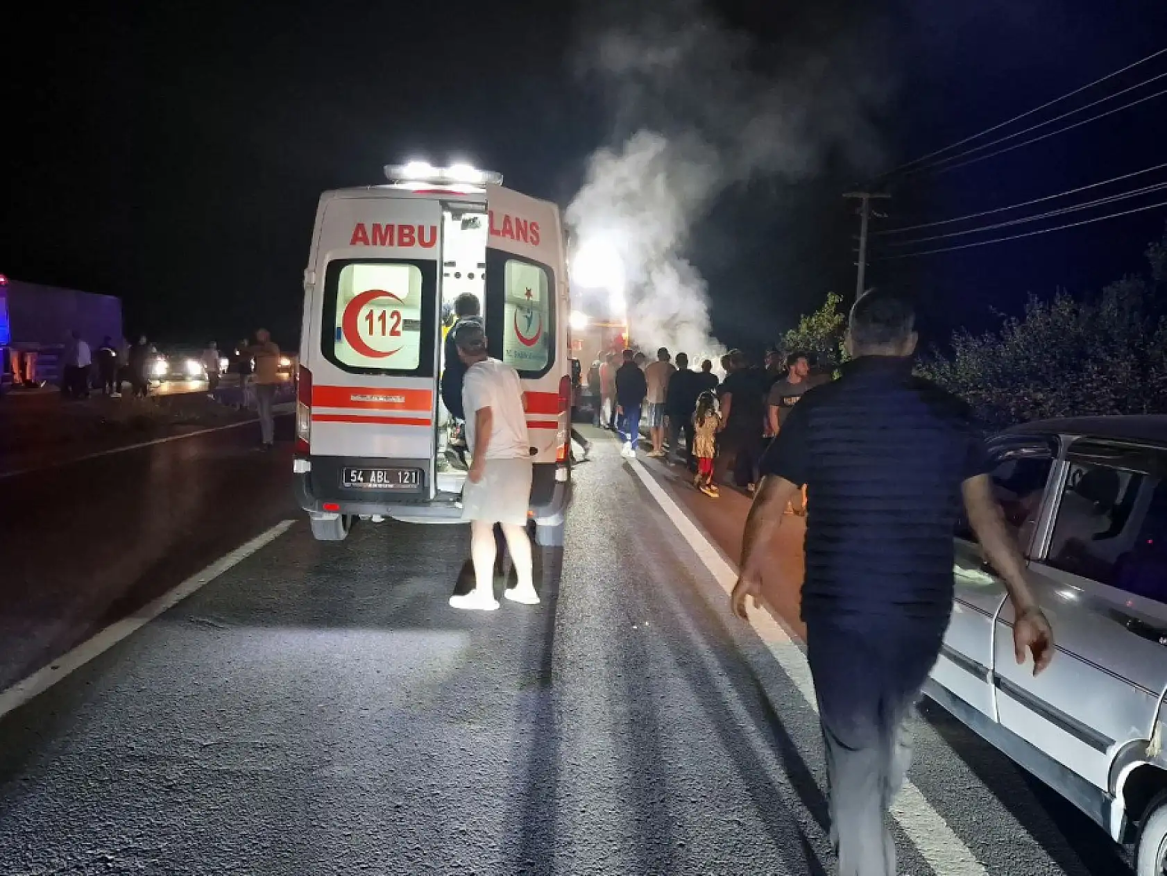Yarış yaparken farları yanmayan otomobile çarpan motosikletler paramparça oldu: 2 ölü