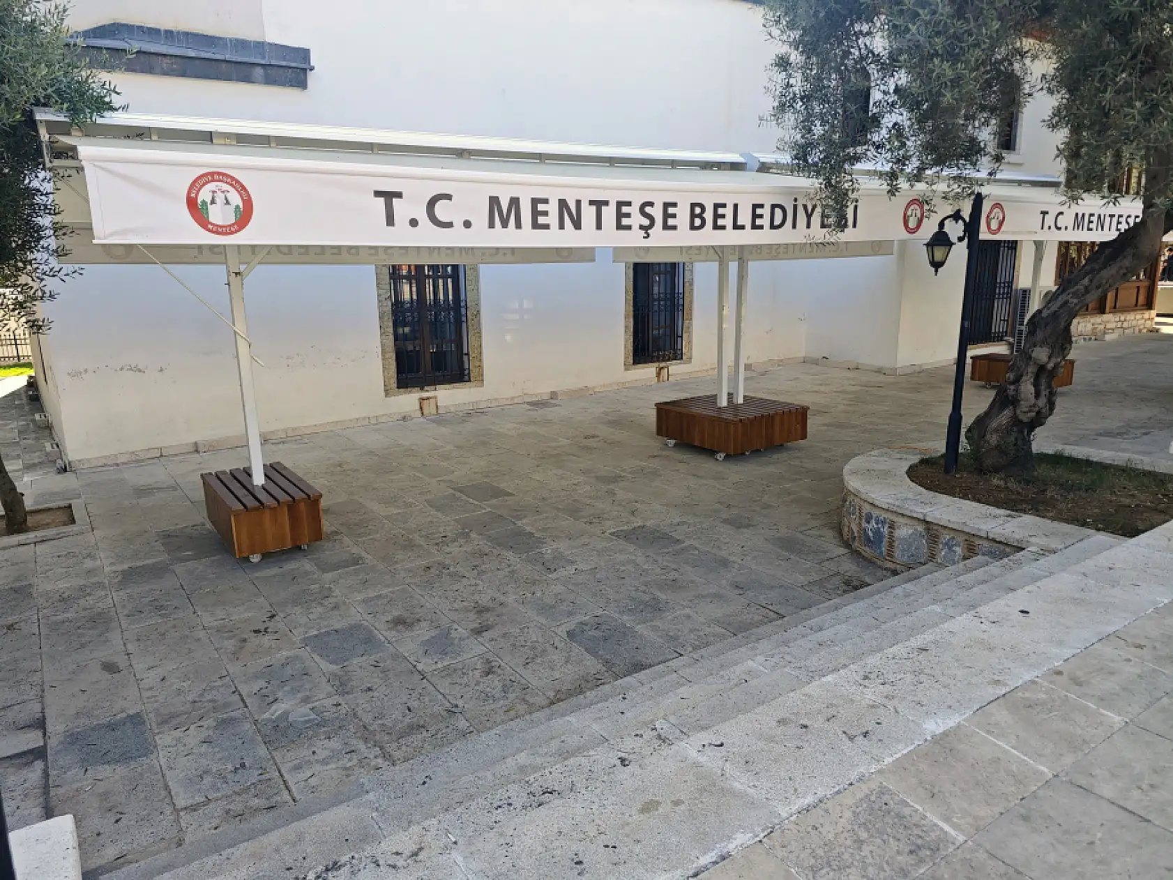 Vakıflar, Menteşe Belediyesinin camiye yaptırdığı tenteleri söktürdü