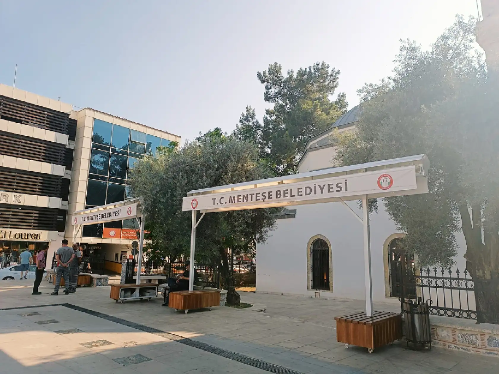 Vakıflar, Menteşe Belediyesinin camiye yaptırdığı tenteleri söktürdü