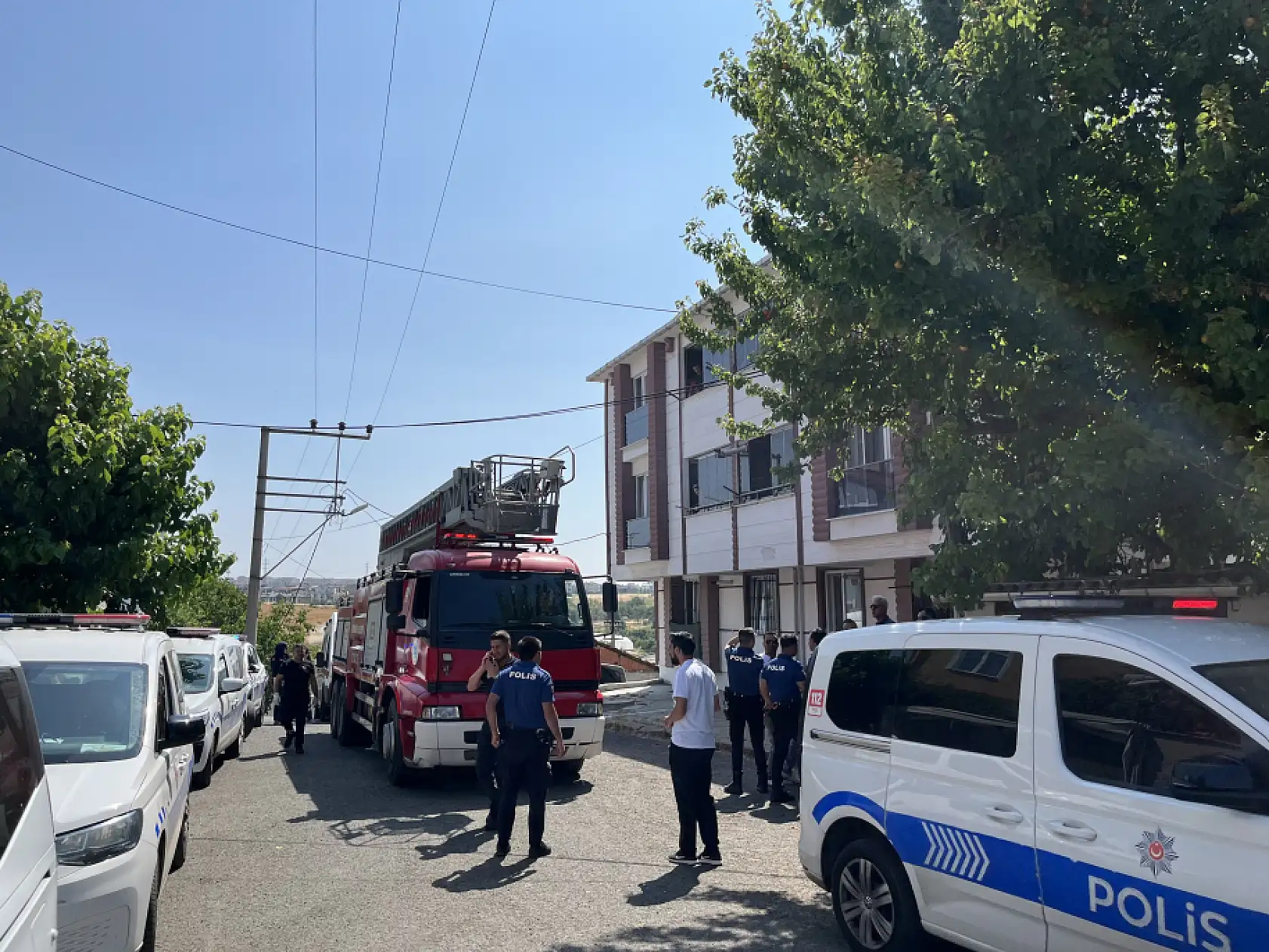 4 aylık bebeği rehin aldı, 'yaklaşmayın' diyerek balkondan bal kabağını fırlattı