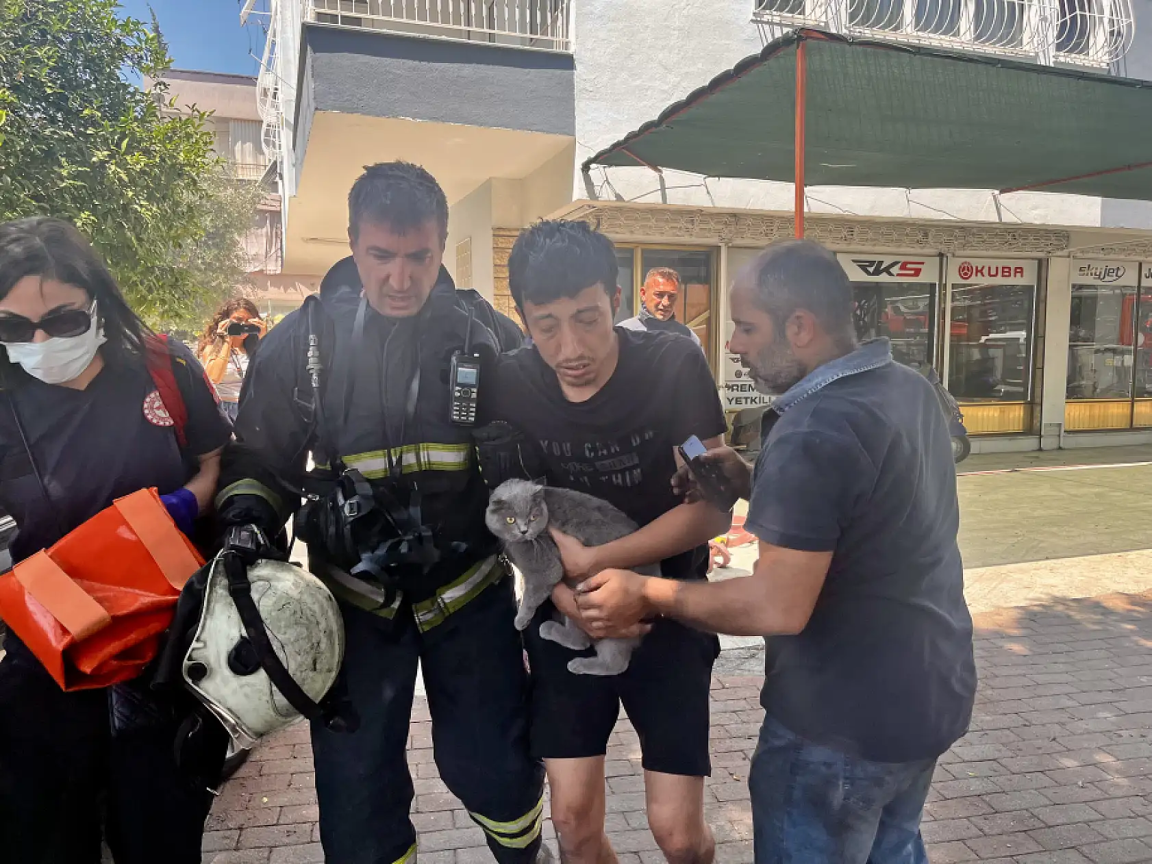 Alevlerin sardığı evde balkona sığındı, kedisini elinden bırakmadı