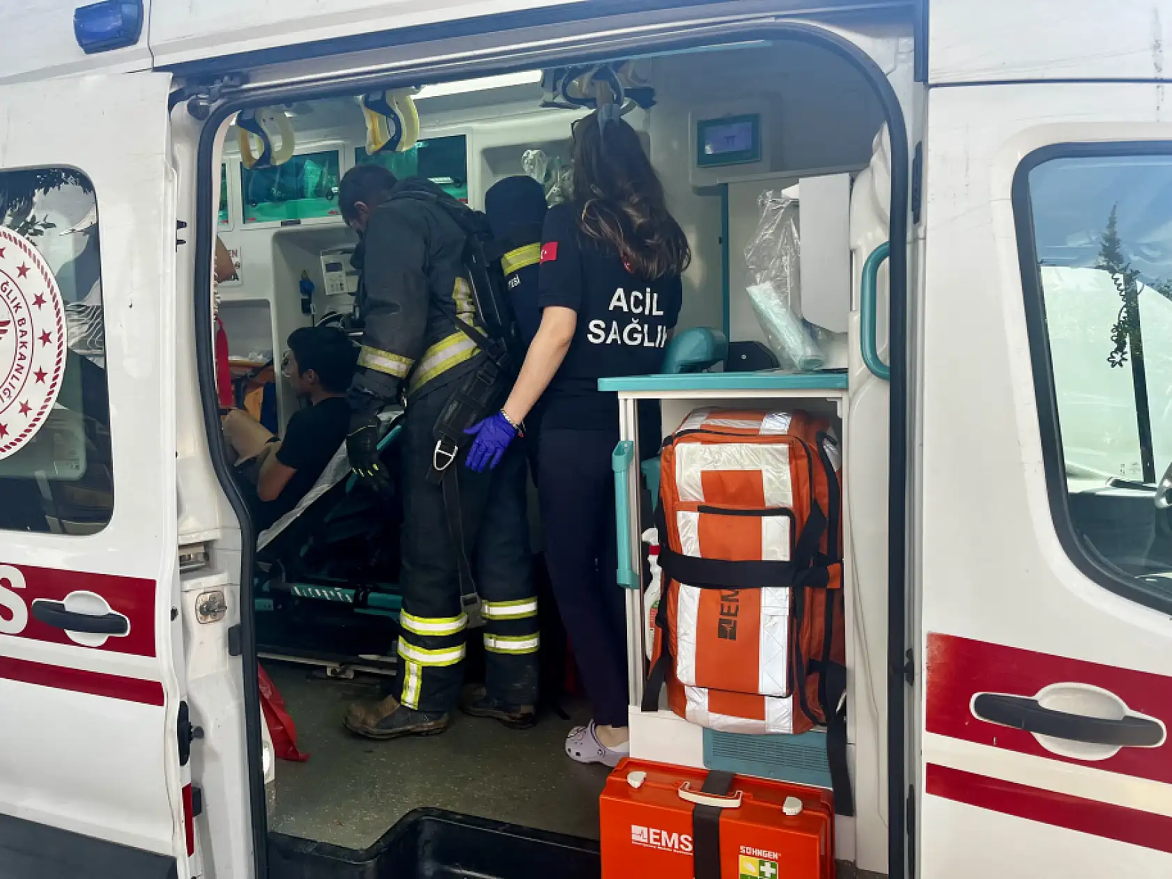 Alevlerin sardığı evde balkona sığındı, kedisini elinden bırakmadı