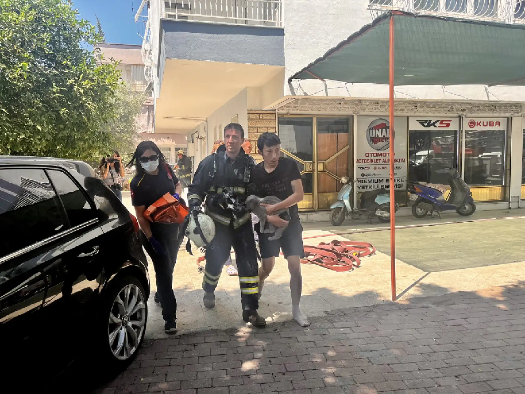 Alevlerin sardığı evde balkona sığındı, kedisini elinden bırakmadı