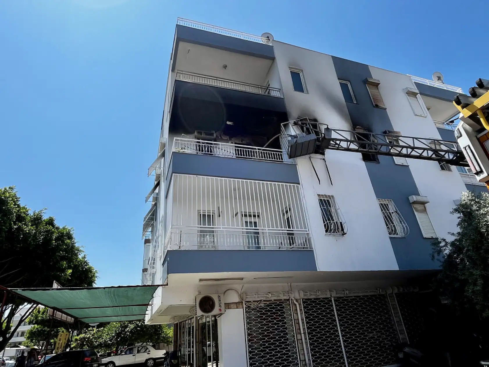 Alevlerin sardığı evde balkona sığındı, kedisini elinden bırakmadı