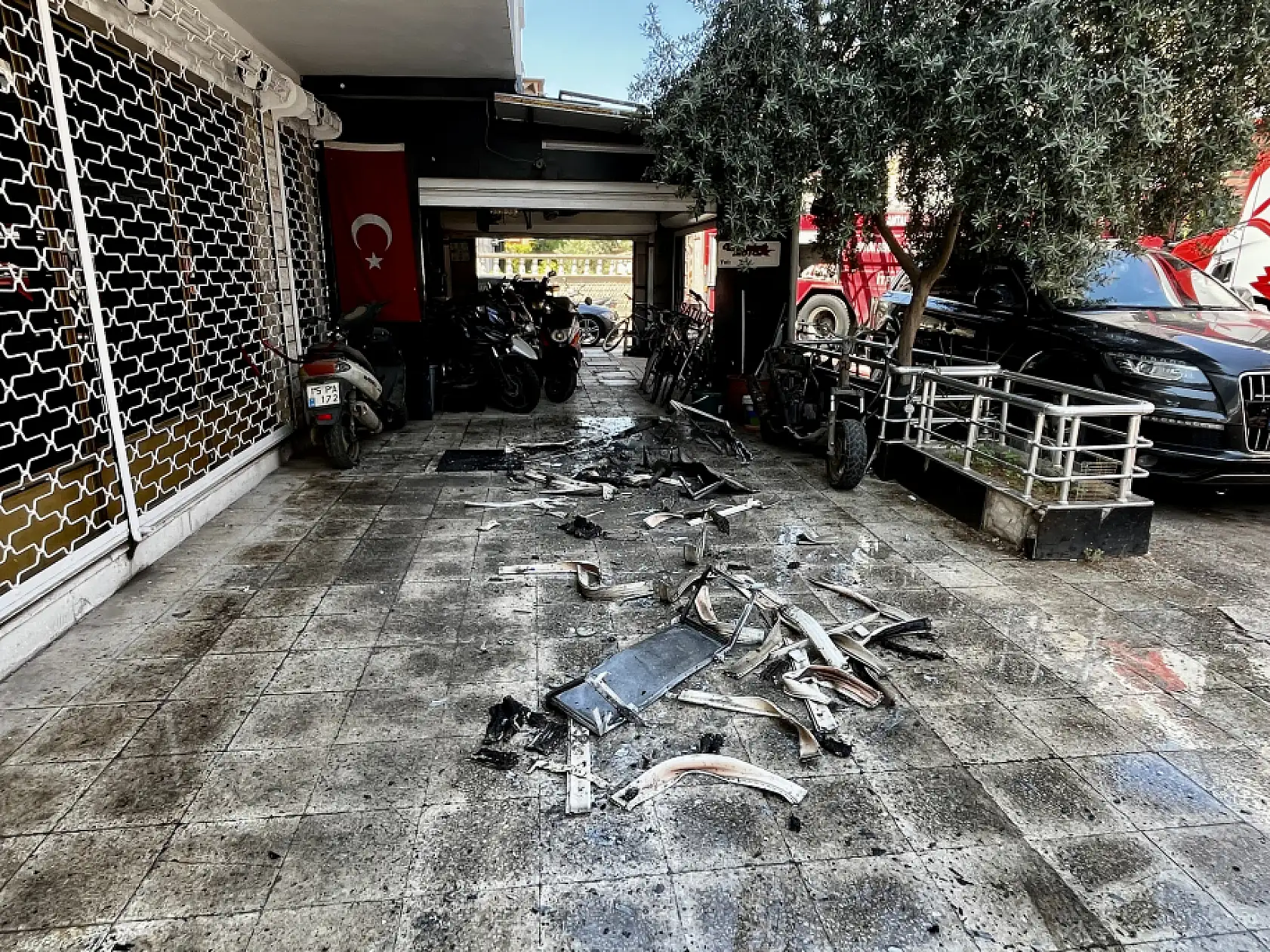 Alevlerin sardığı evde balkona sığındı, kedisini elinden bırakmadı