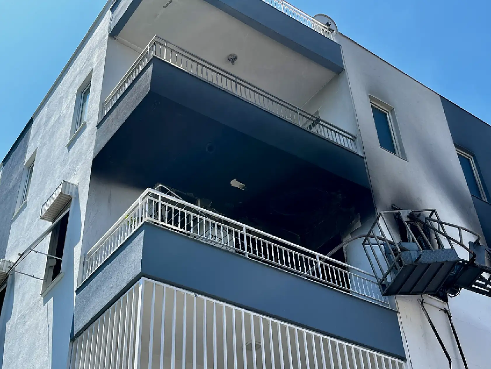 Alevlerin sardığı evde balkona sığındı, kedisini elinden bırakmadı