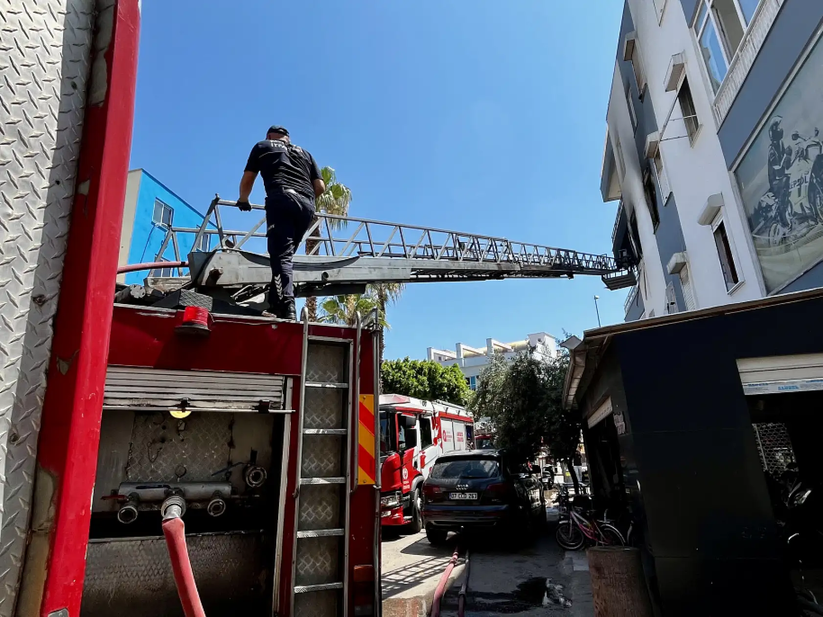 Alevlerin sardığı evde balkona sığındı, kedisini elinden bırakmadı