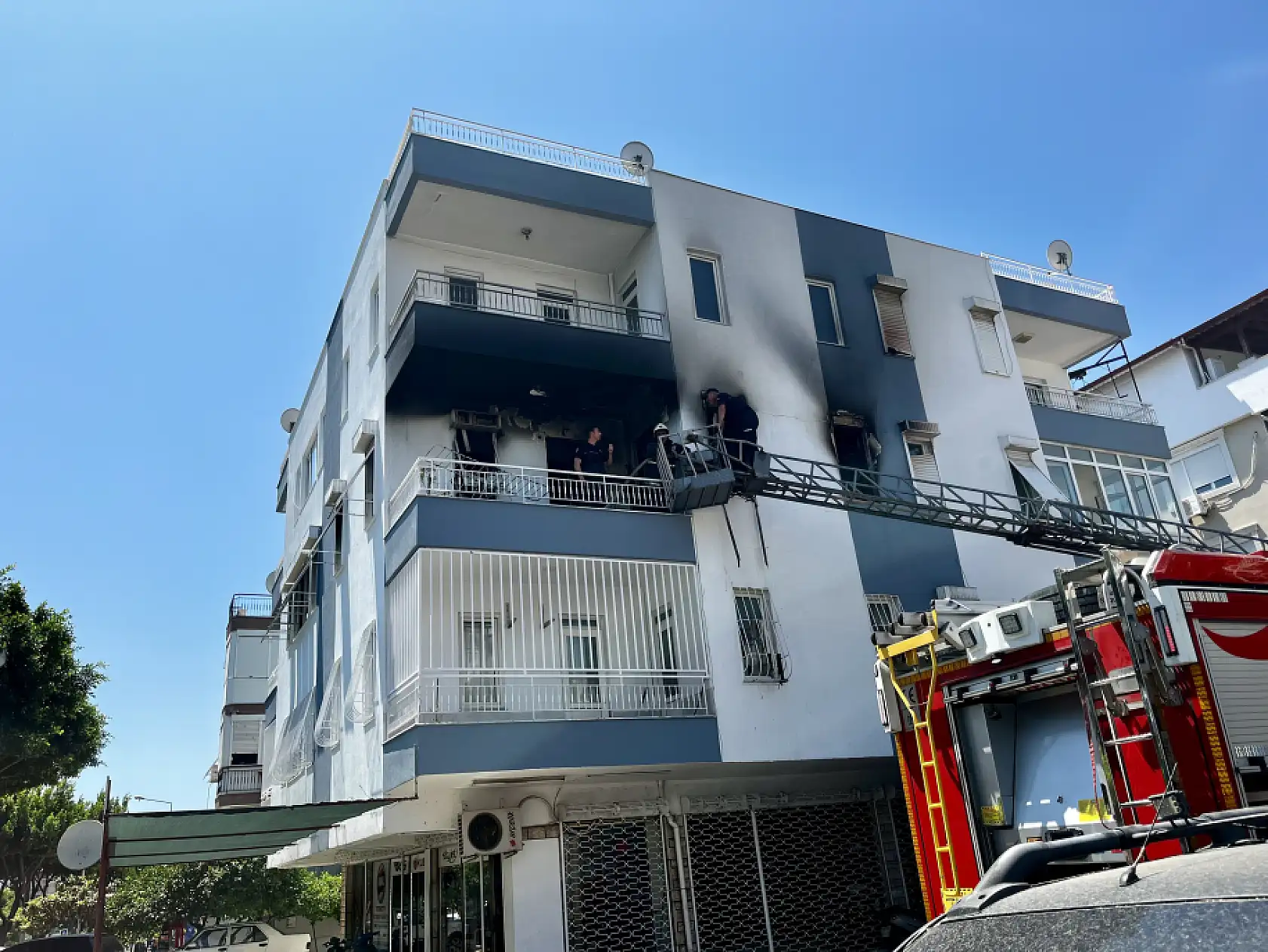 Alevlerin sardığı evde balkona sığındı, kedisini elinden bırakmadı