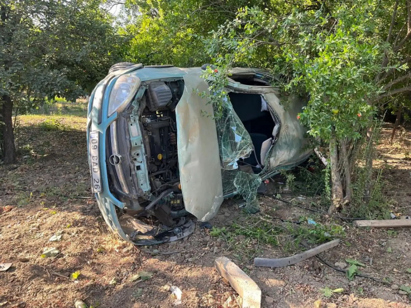 Alkollü sürücü faciası! Otomobil ağaca çarpıp yan yattı, 4 yaralı