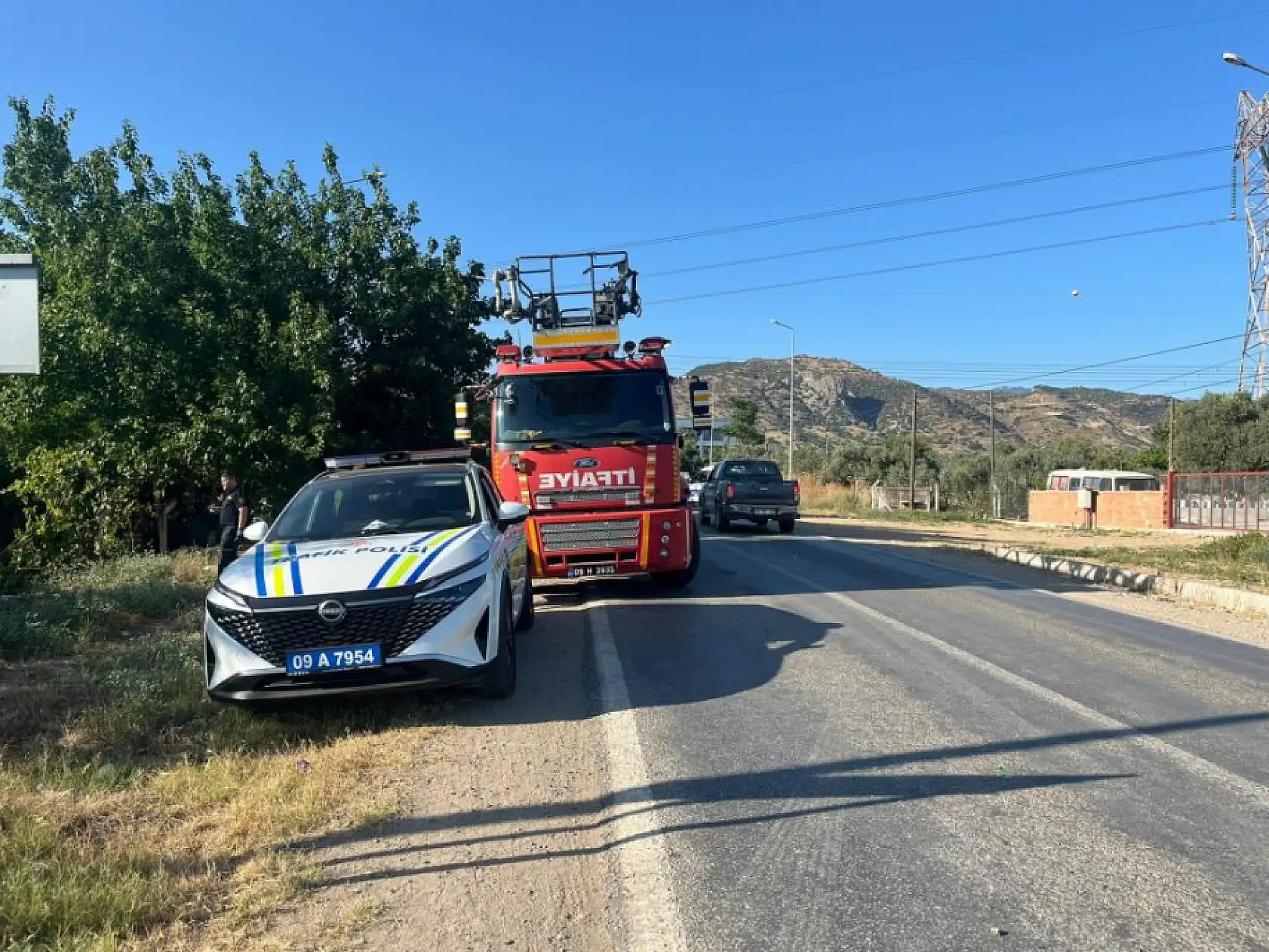 Alkollü sürücü faciası! Otomobil ağaca çarpıp yan yattı, 4 yaralı