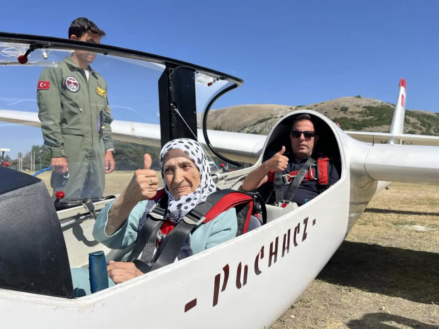 83 yaşındaki kadının huzurevinde kurduğu 'uçma' hayali kokpitte 700 metreye çıkarak gerçek oldu