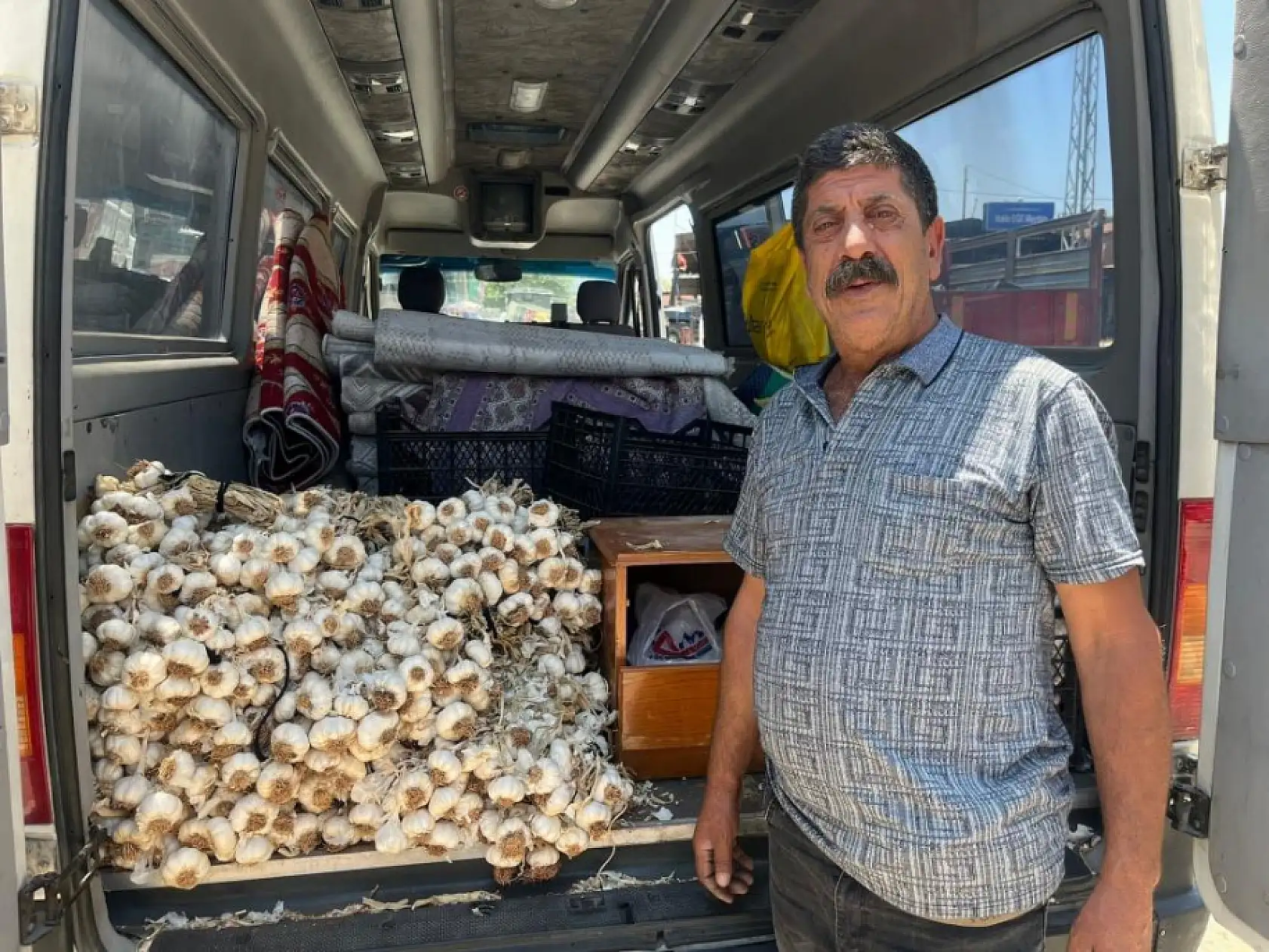 Minibüsüyle üç il gezip, ailesine bakıyor