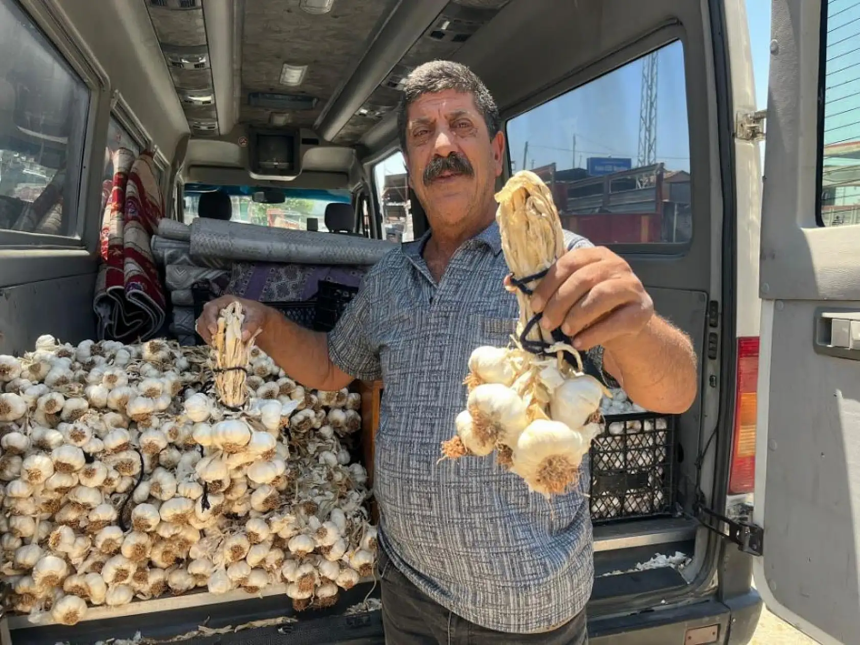 Minibüsüyle üç il gezip, ailesine bakıyor