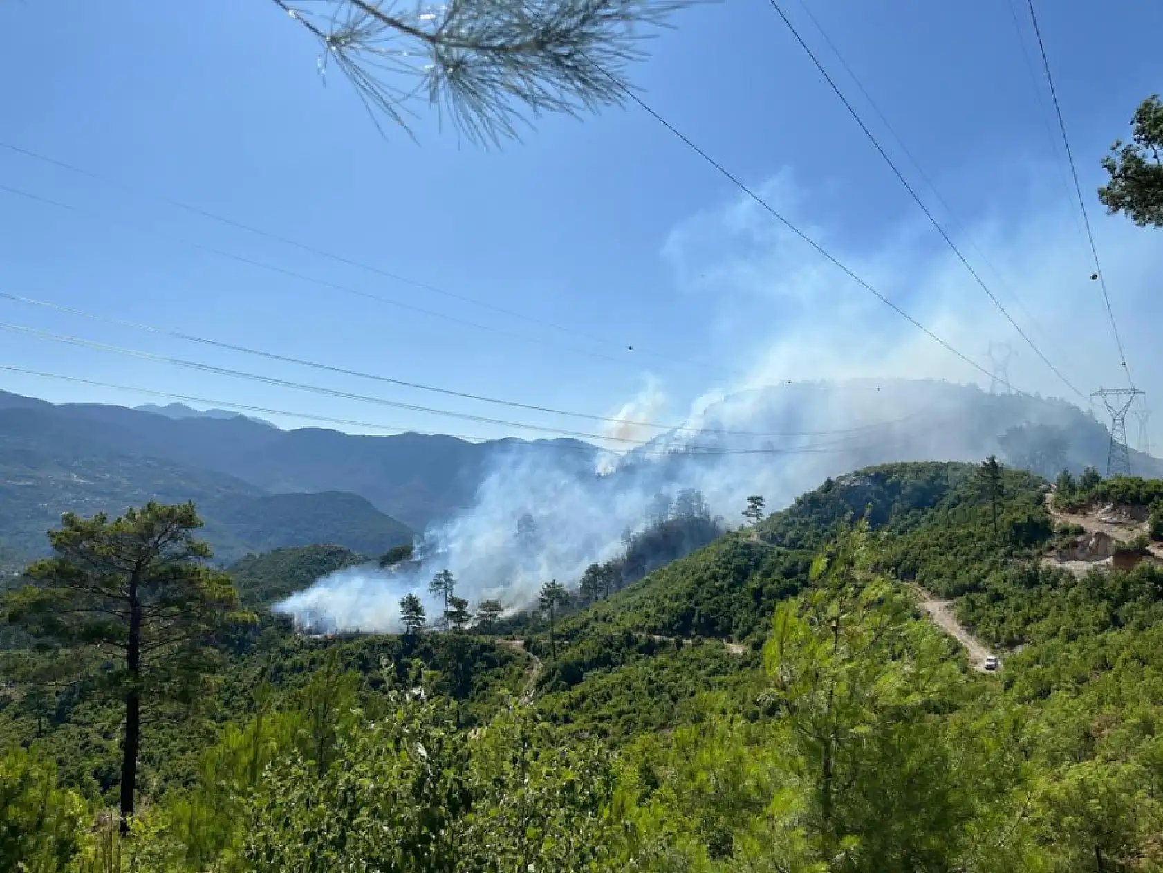 Antalya'da 2 ilçede orman yangını