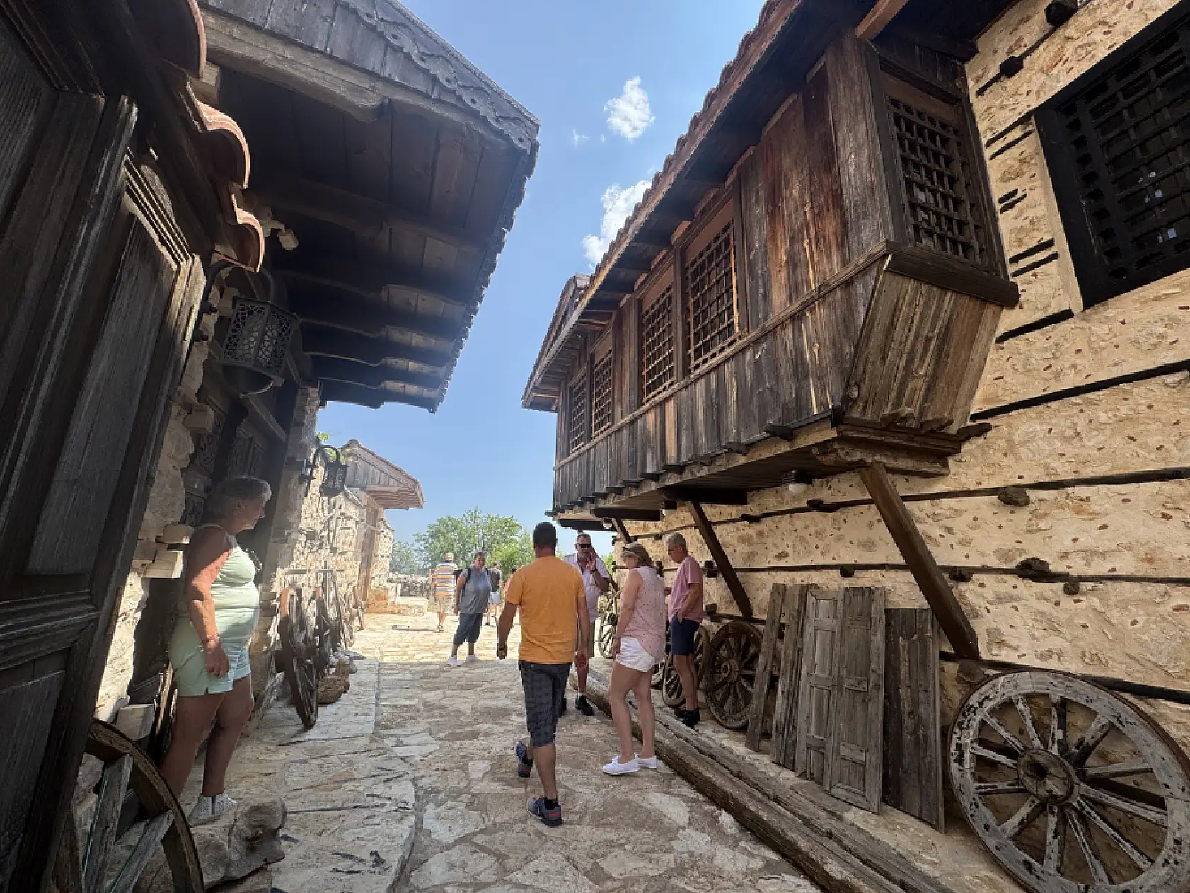 Antalya'nın 15 haneli 50 nüfuslu beton yapı bulunmayan 800 yıllık tarihi köyüne turist akını