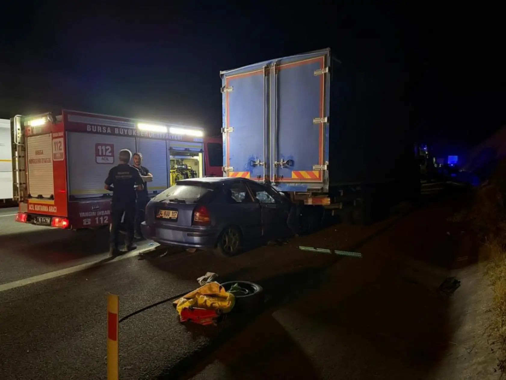 Kamyonun altına giren otomobilde can pazarı: 1 ölü, 1 ağır yaralı