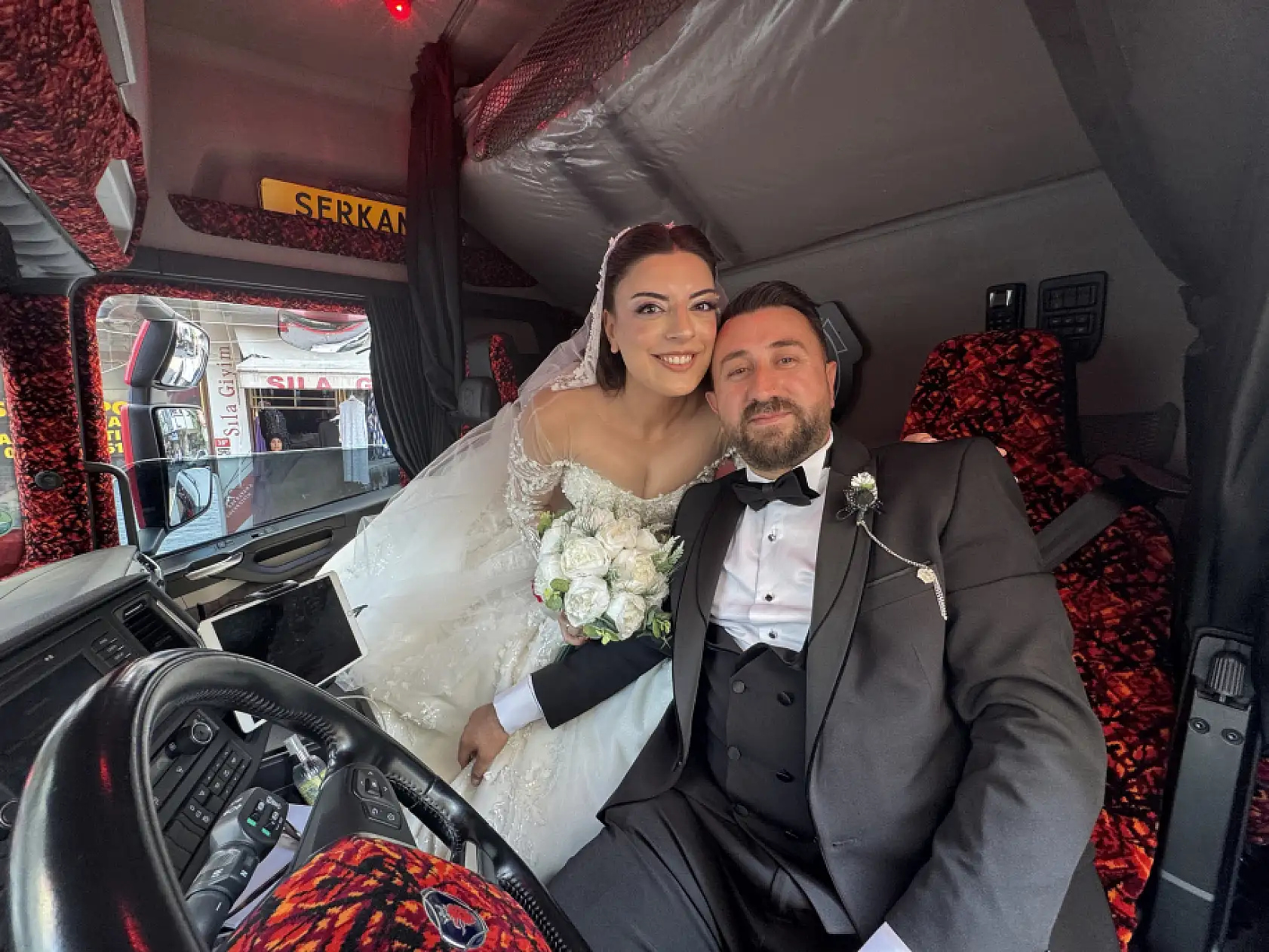 Kırmızı Tırla Gelin Aldı! O Anlar Sosyal Medyayı Salladı