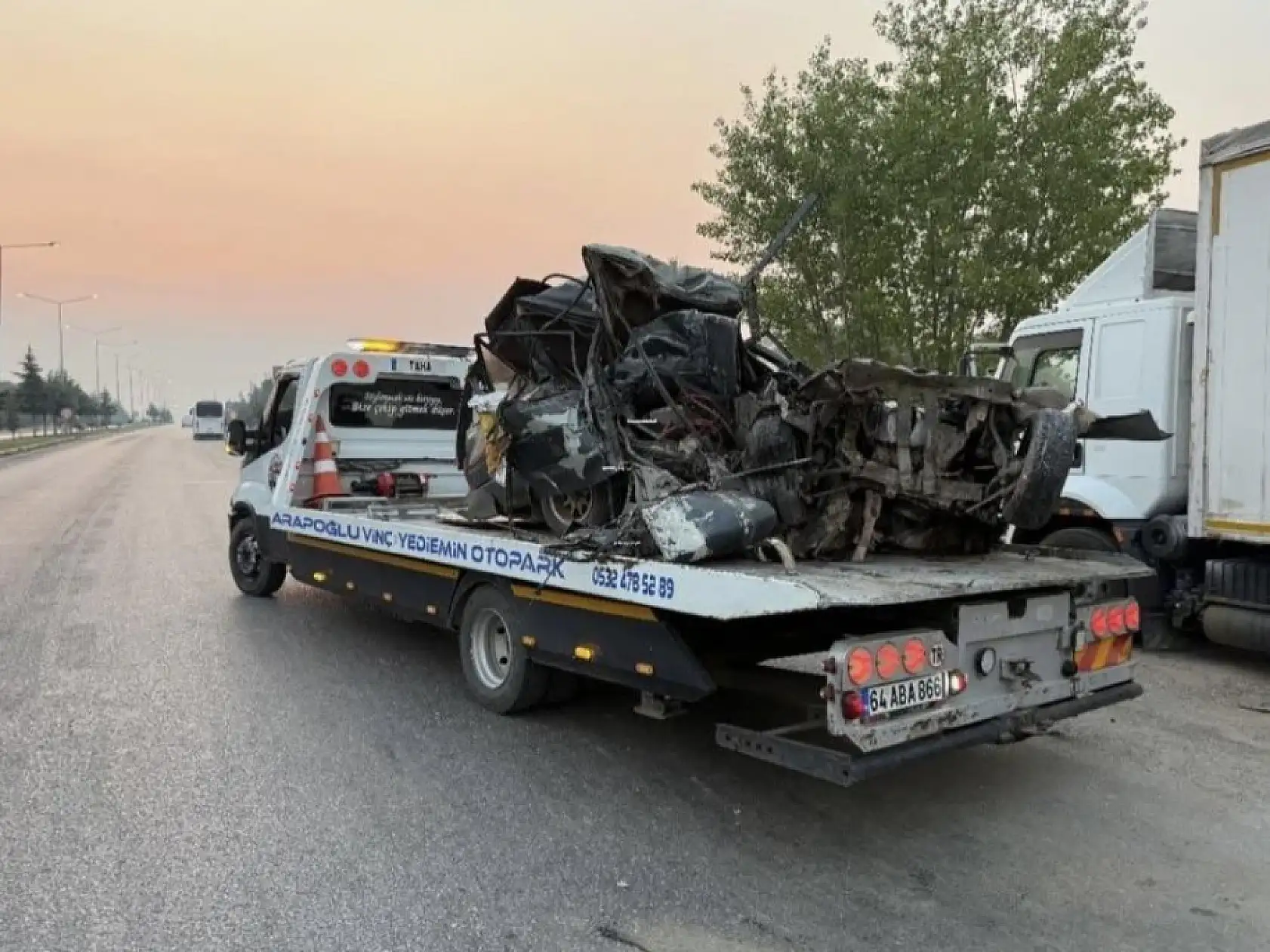 Park halindeki kamyona çarpan araçta sürücü olay yerinde can verdi