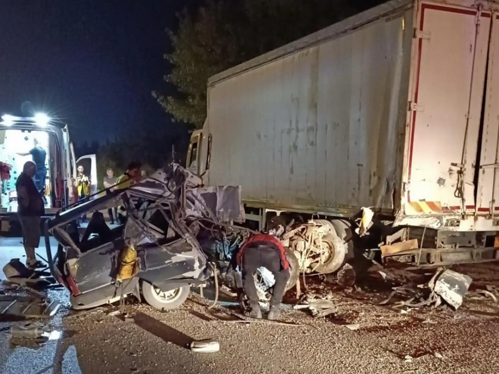 Park halindeki kamyona çarpan araçta sürücü olay yerinde can verdi