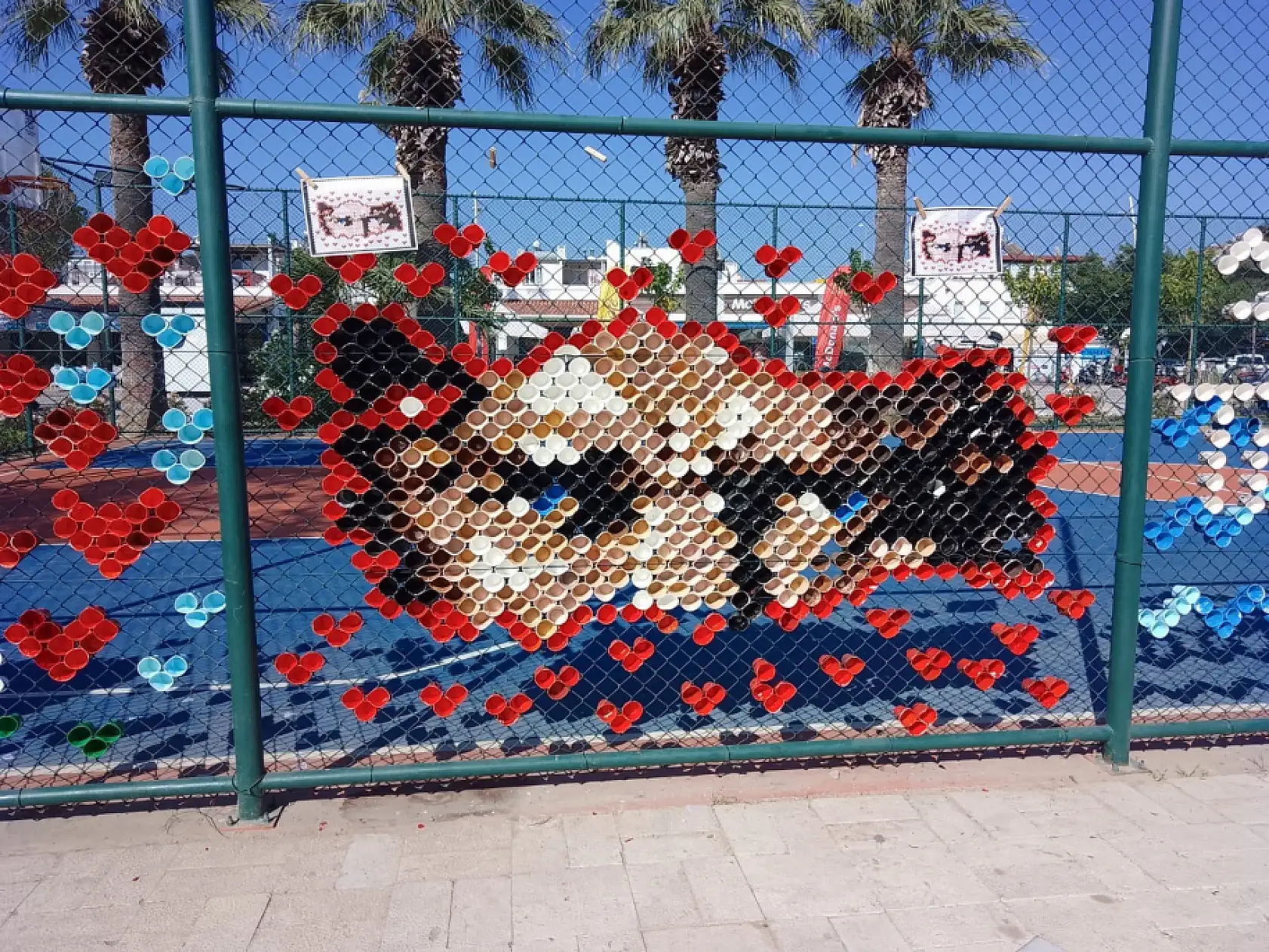 Bodrum'da çocuklar 4 bin bardakla yaza sanatla 'Merhaba' dedi