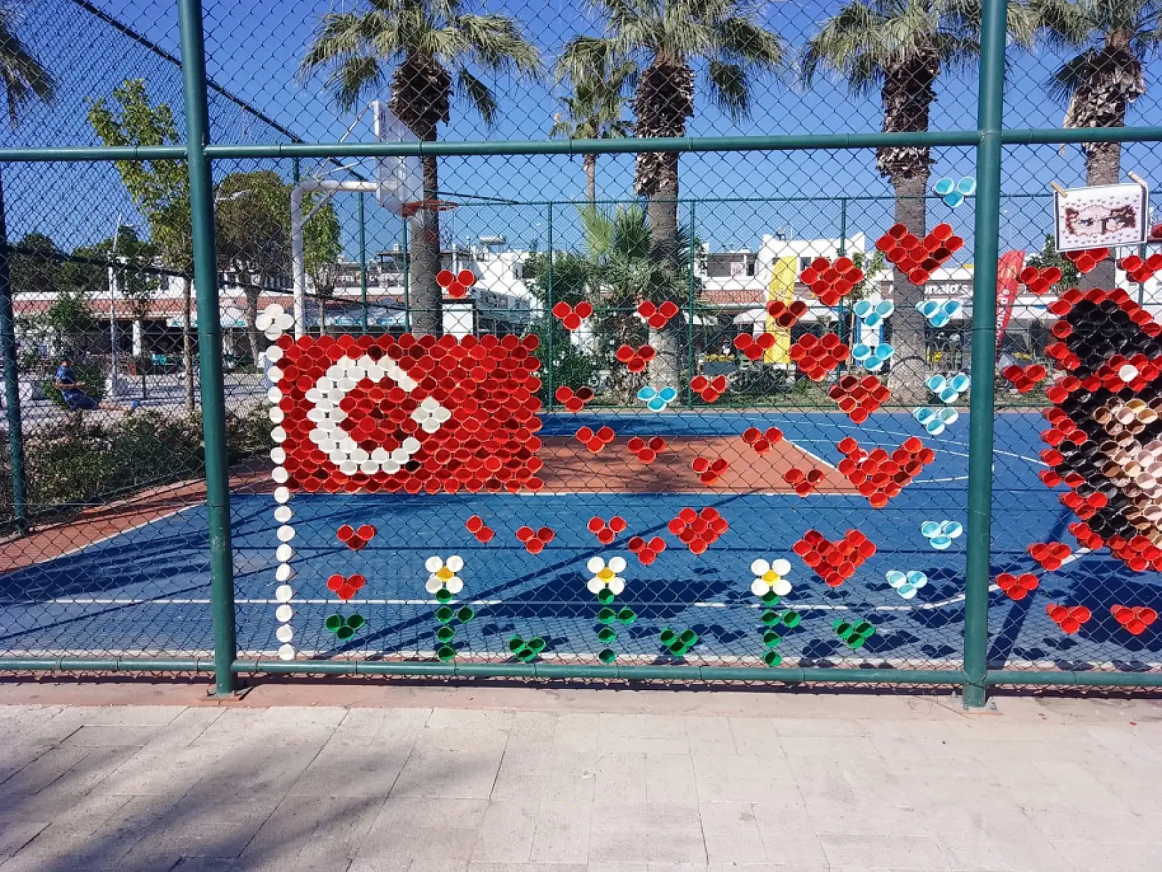 Bodrum'da çocuklar 4 bin bardakla yaza sanatla 'Merhaba' dedi