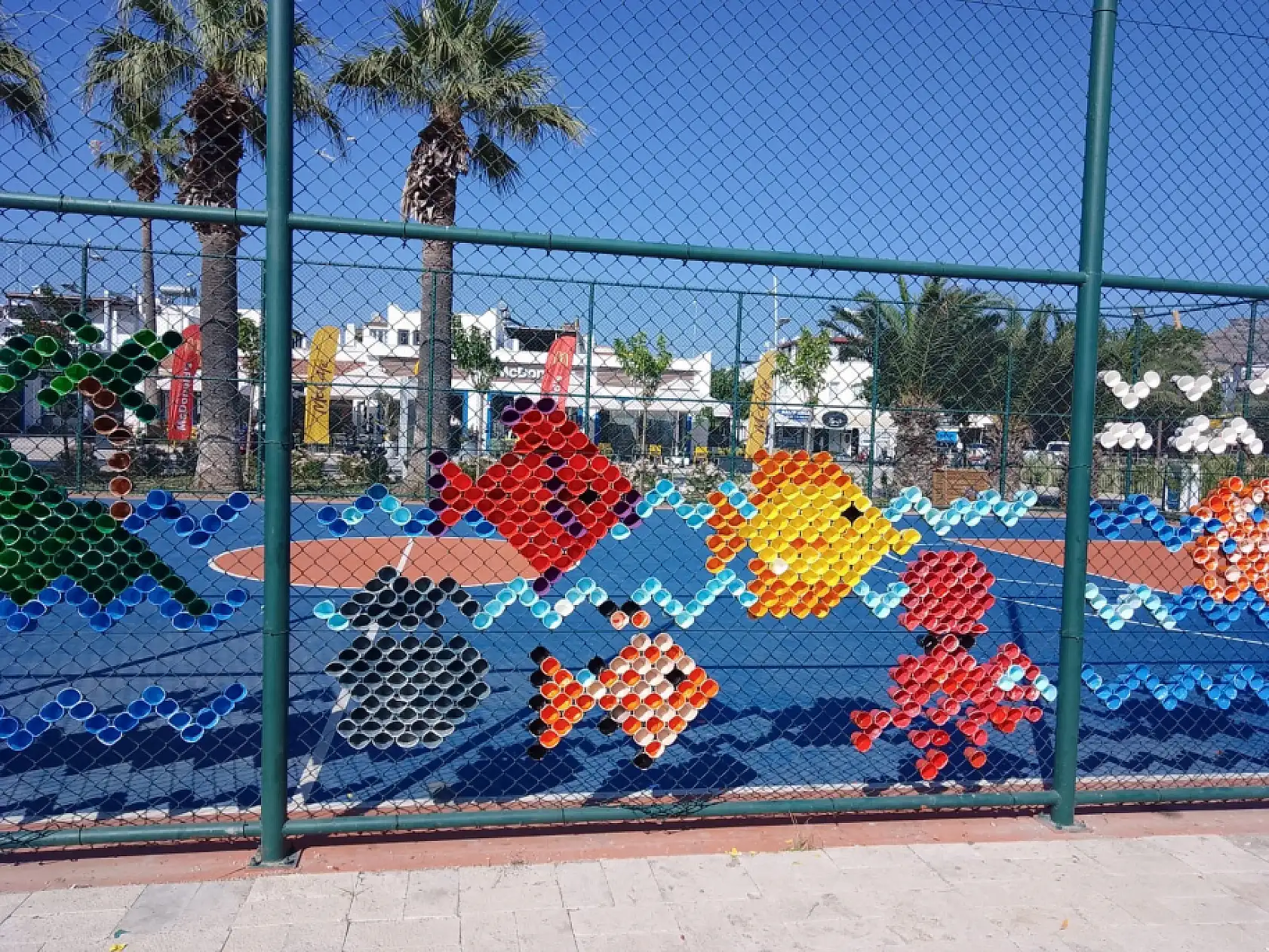 Bodrum'da çocuklar 4 bin bardakla yaza sanatla 'Merhaba' dedi