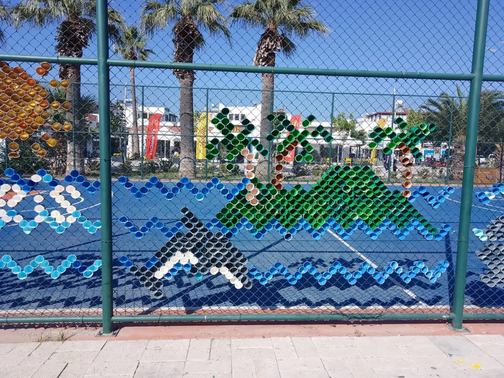 Bodrum'da çocuklar 4 bin bardakla yaza sanatla 'Merhaba' dedi