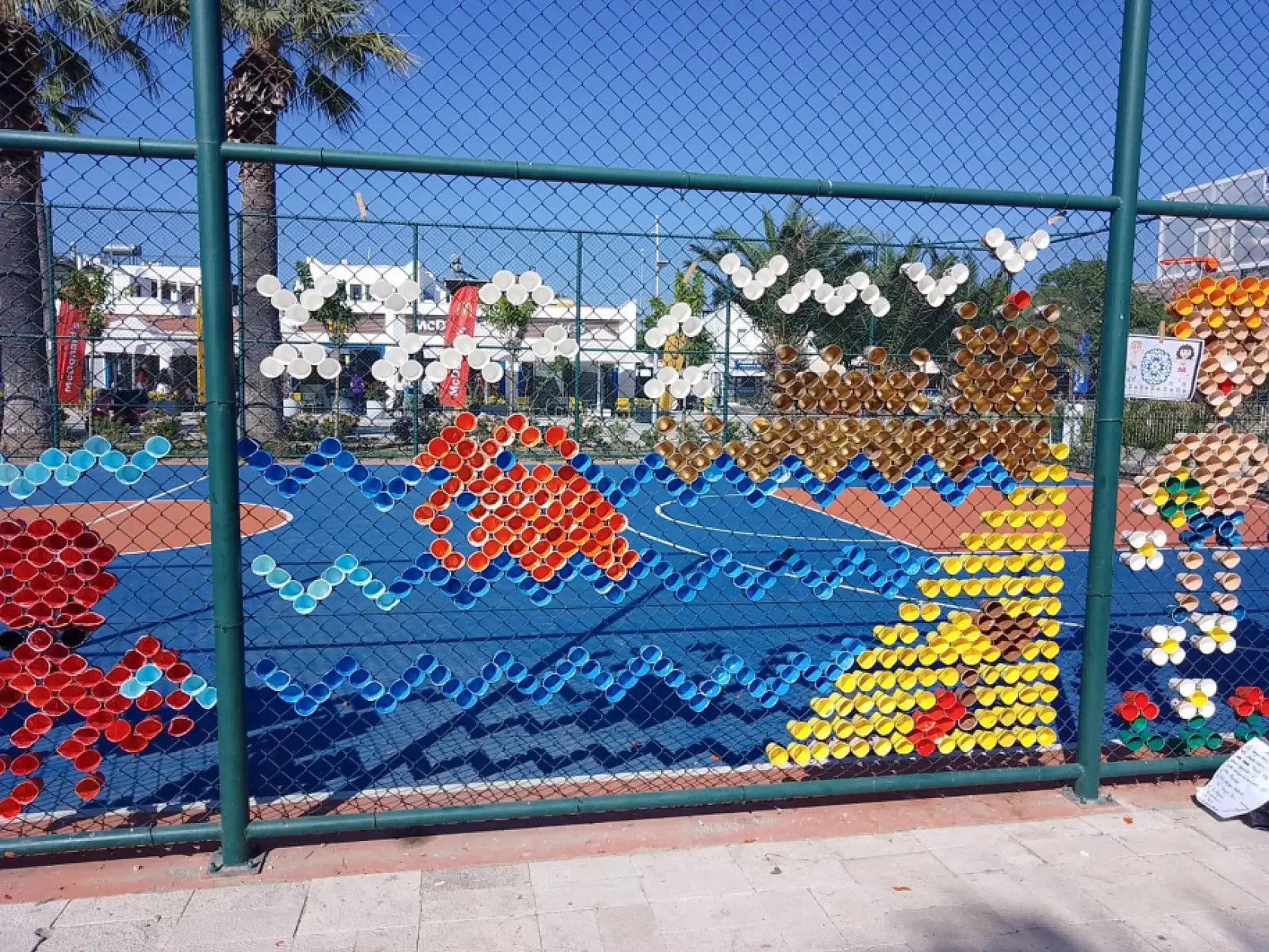 Bodrum'da çocuklar 4 bin bardakla yaza sanatla 'Merhaba' dedi