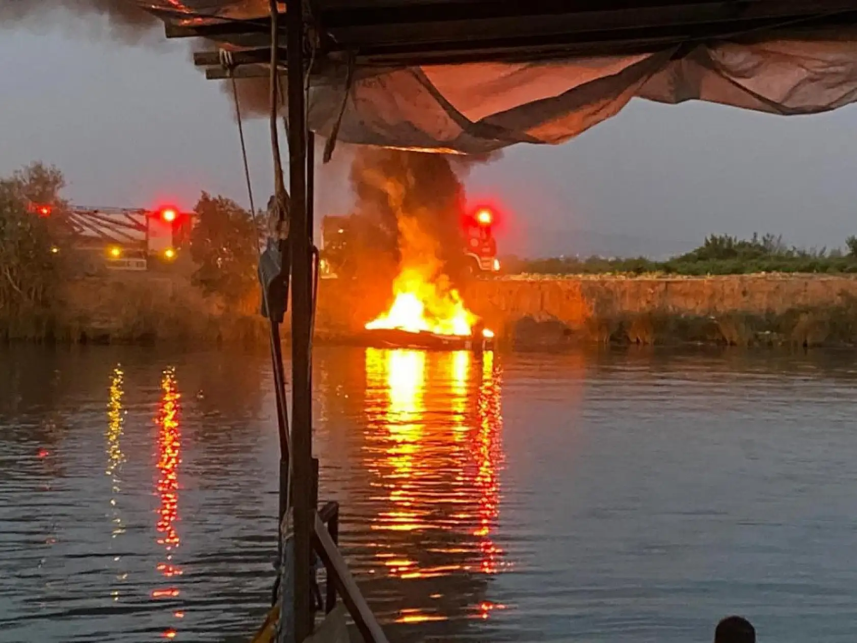 Manavgat Irmağı'nda Fiber Tekne Alev Alev Yandı