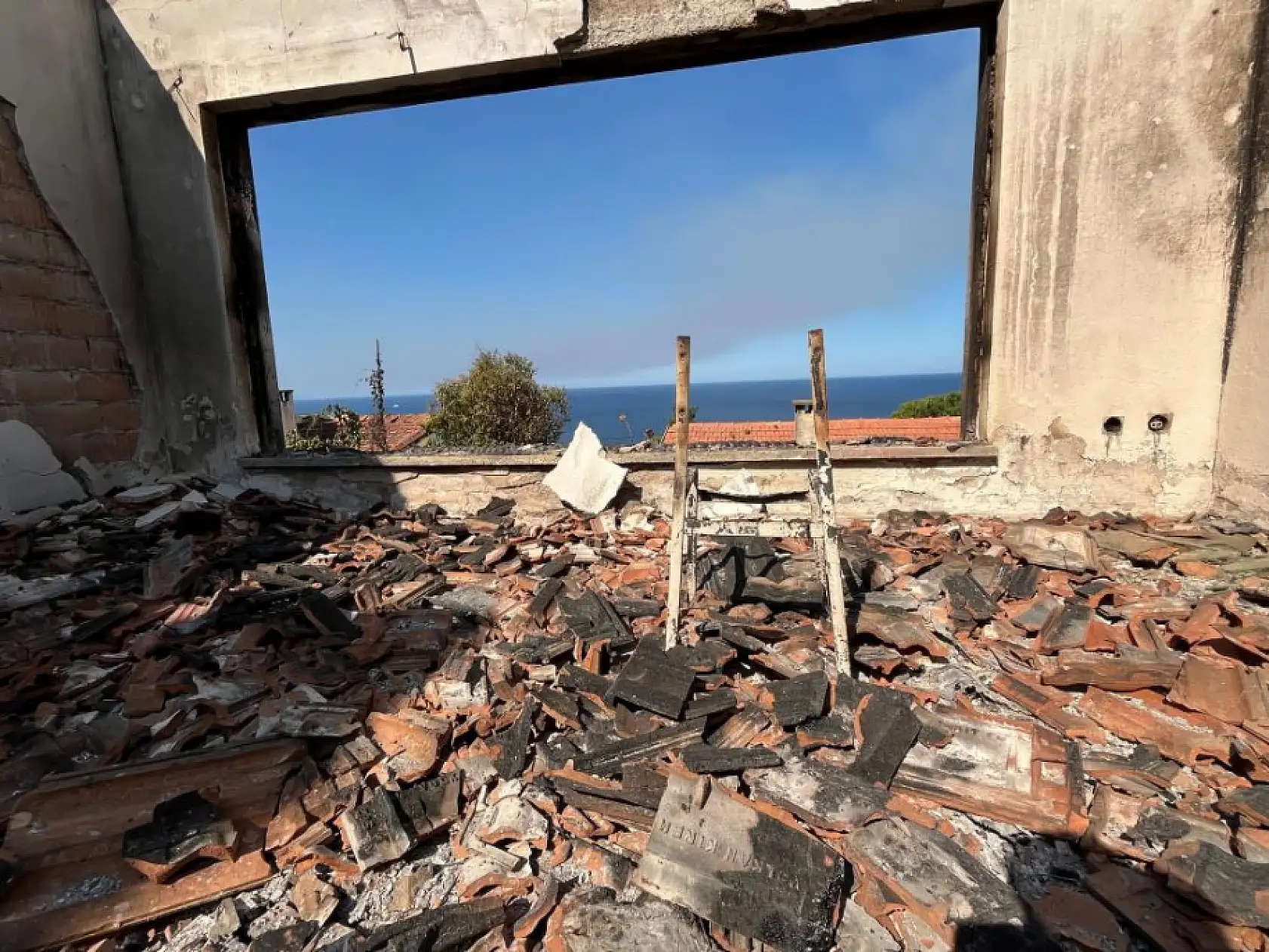 İzmir Seferihisar'da Acı: 40 Yıllık Hatıralar Alevlere Teslim Oldu