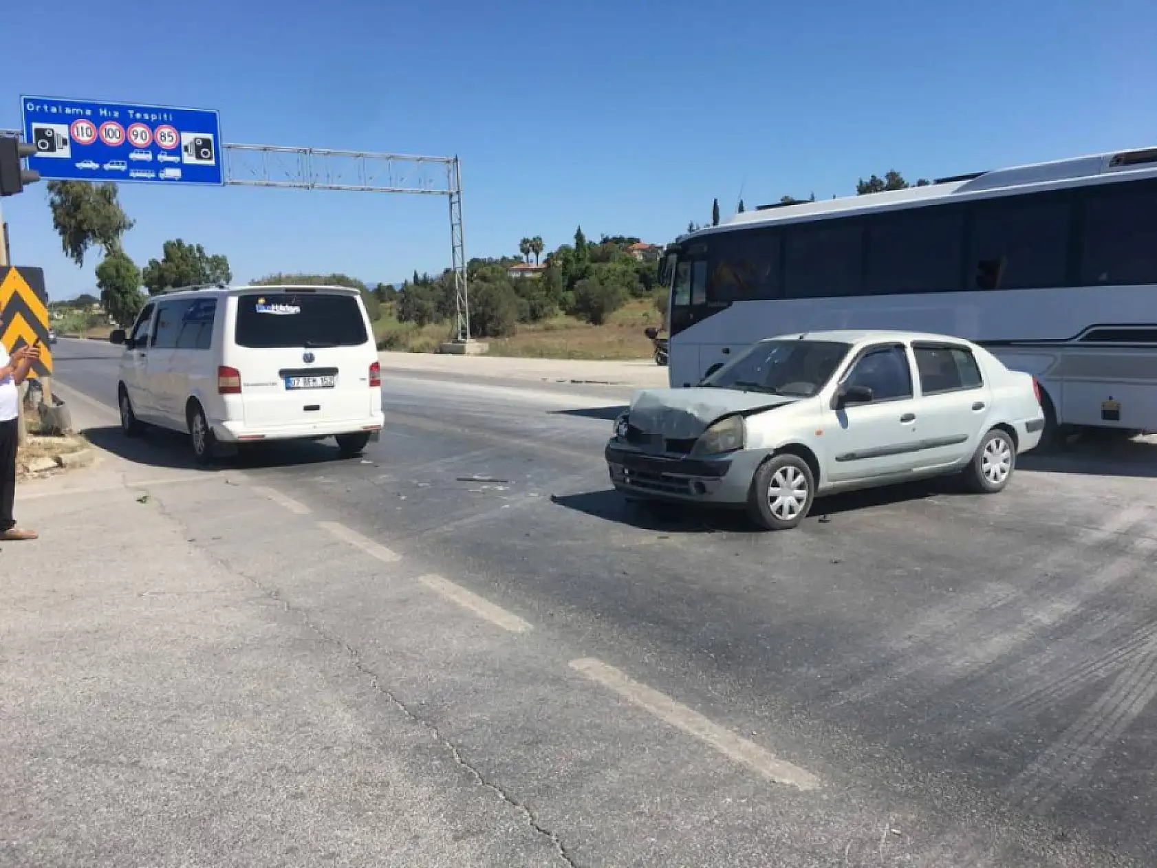 Tur aracı ile otomobil çarpıştı: 2 çocuk yaralandı