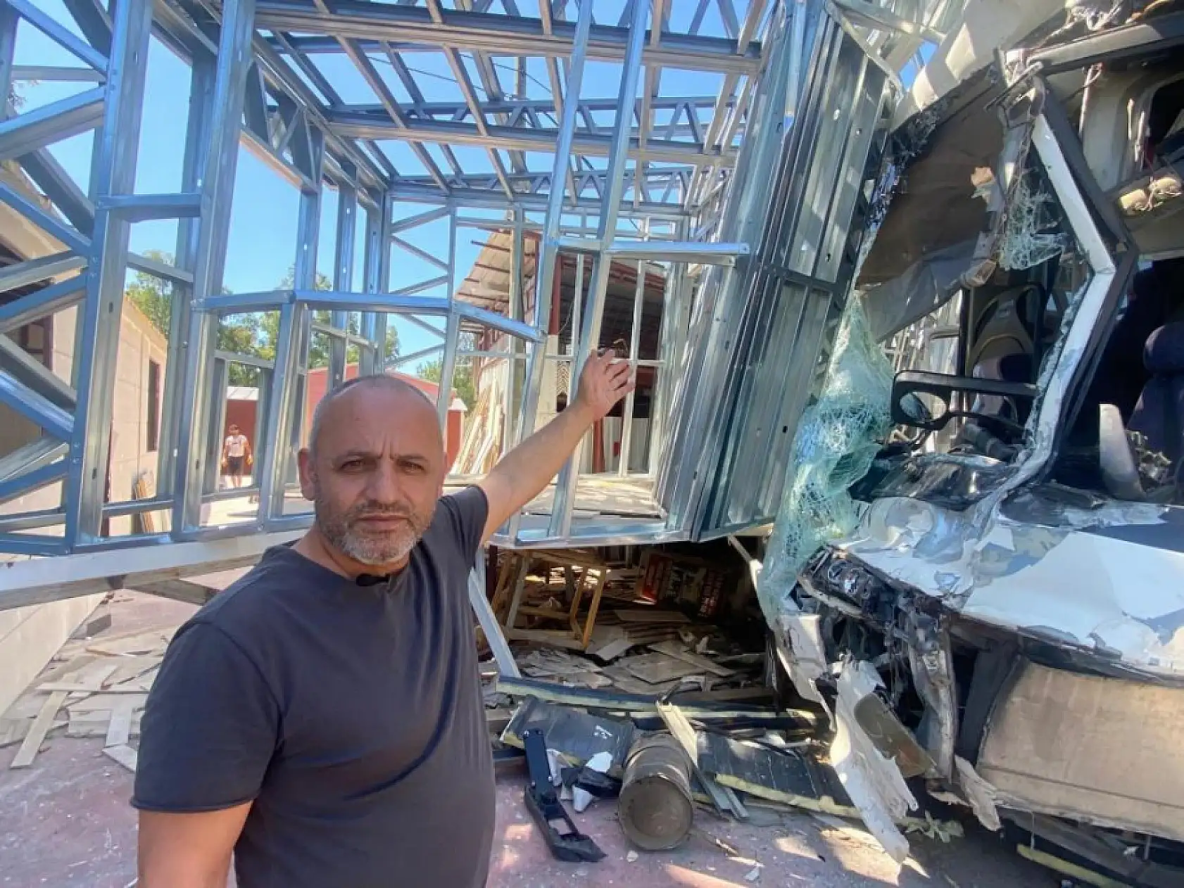 Antalya'da Otel Servis Otobüsü, Midibüs ve Kamyon Kaza Yaptı: 21 Yaralı