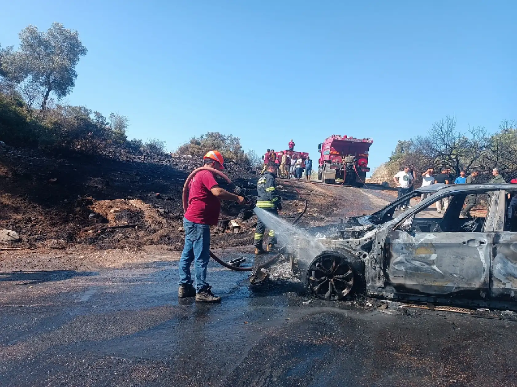 Muğla'da araçta çıkan yangın ormana sıçradı