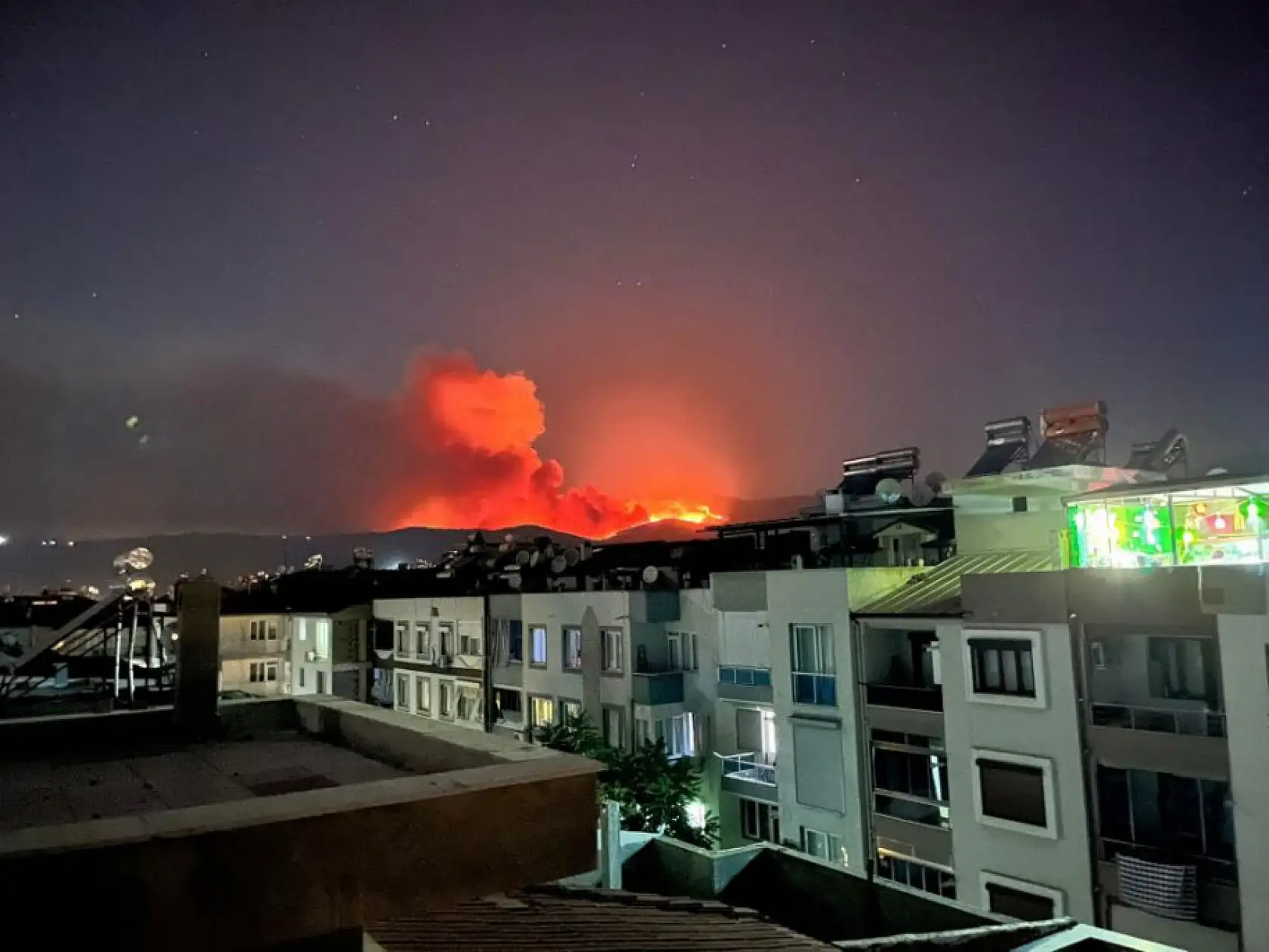 İzmir Çeşme ve Ödemiş'te orman yangınları devam ediyor