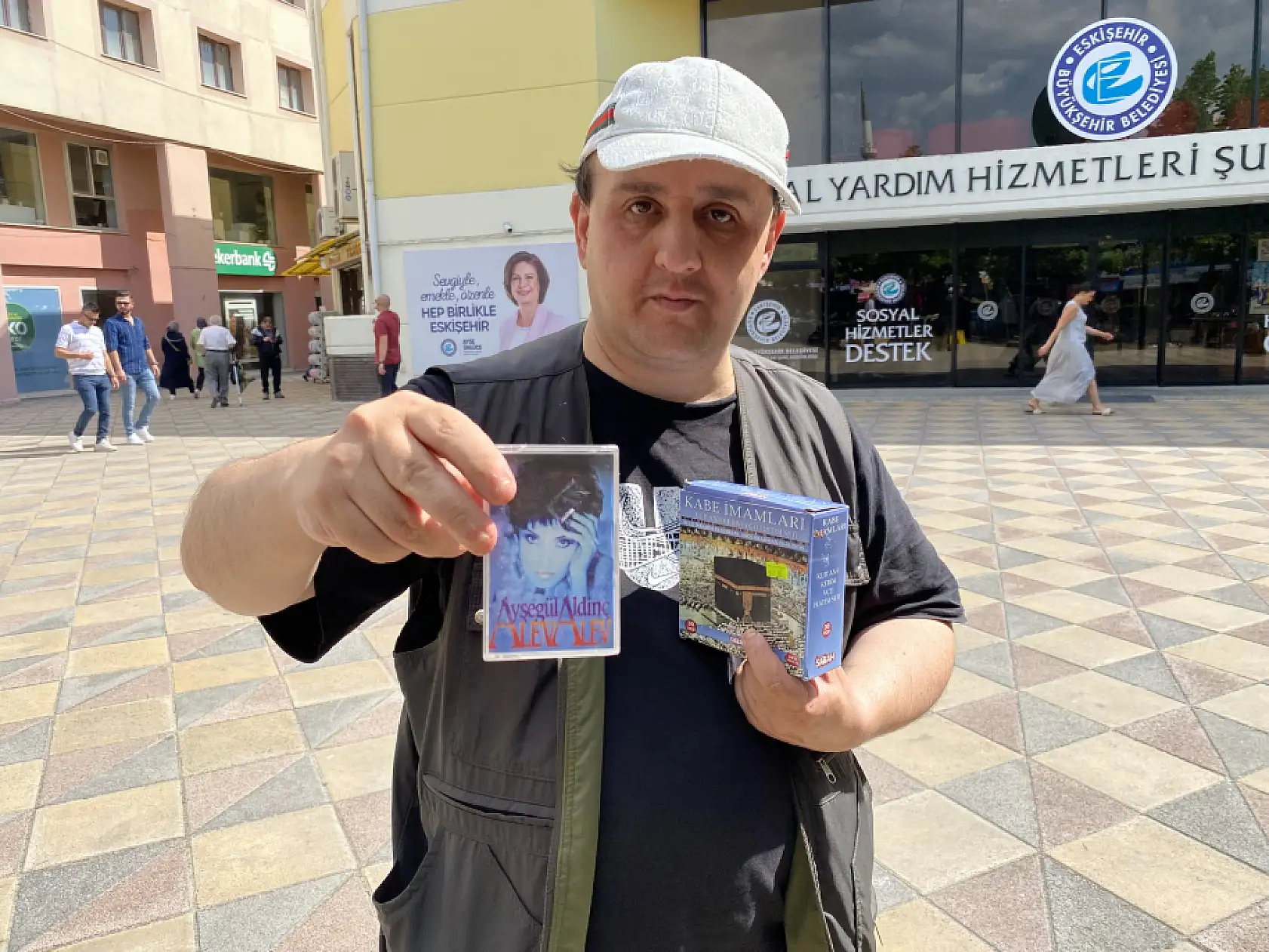 Yıllardır sokak sokak dolaşıp kaset satmaya çalışıyor