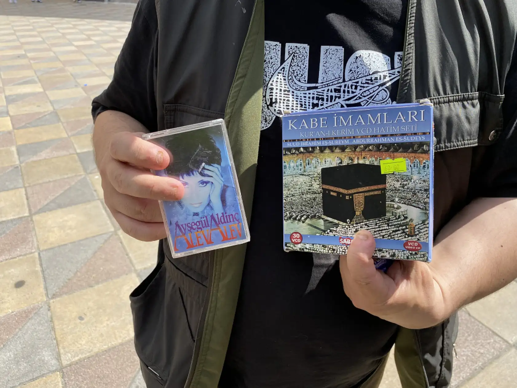 Yıllardır sokak sokak dolaşıp kaset satmaya çalışıyor