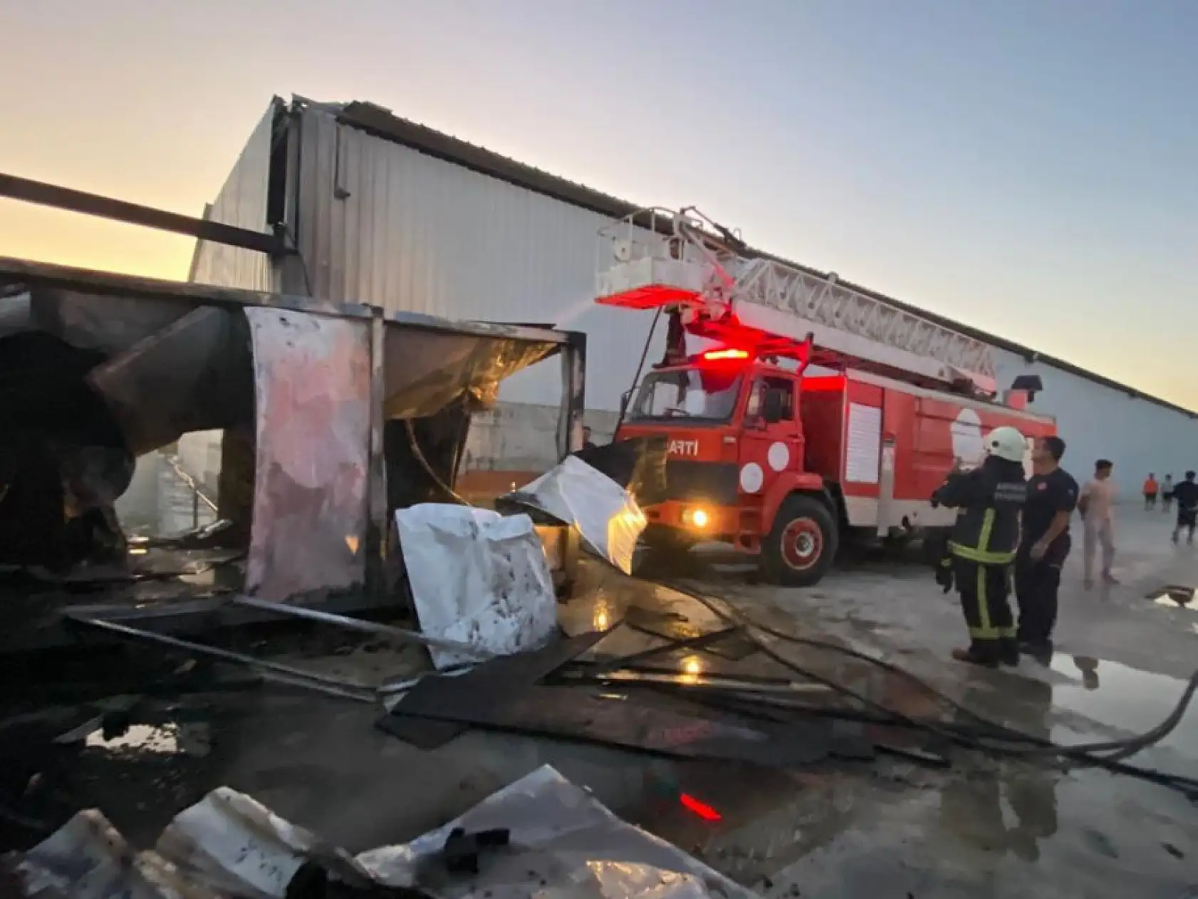 İşçilerin kaldığı konteynerde yangın çıktı