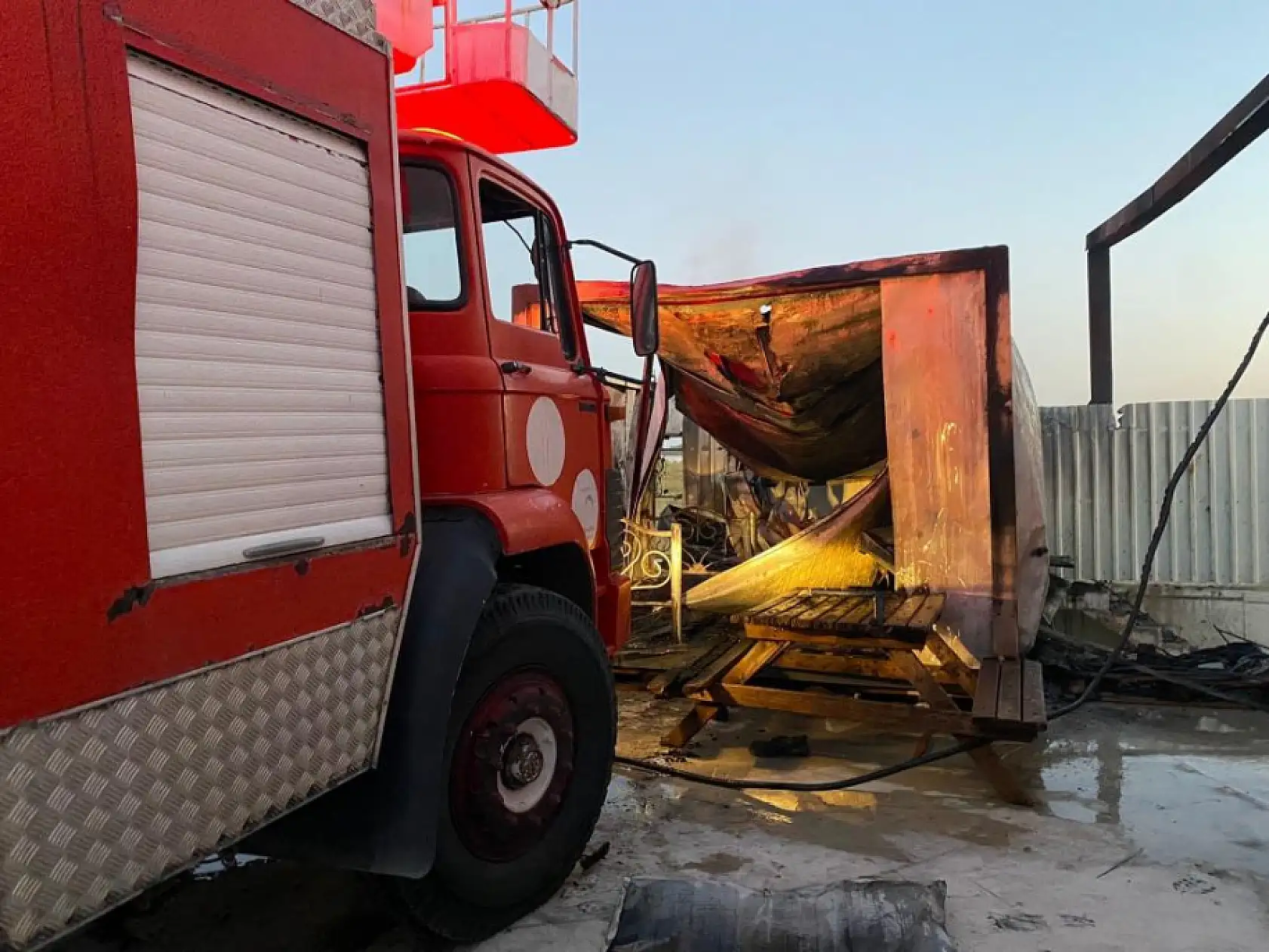 İşçilerin kaldığı konteynerde yangın çıktı
