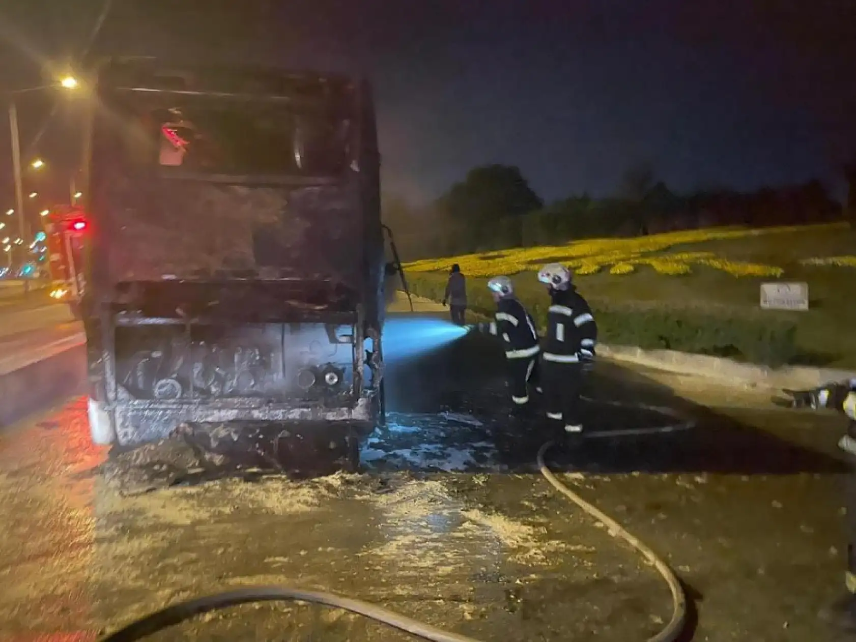 Tur otobüsü alevlerin içerisinde kaldı