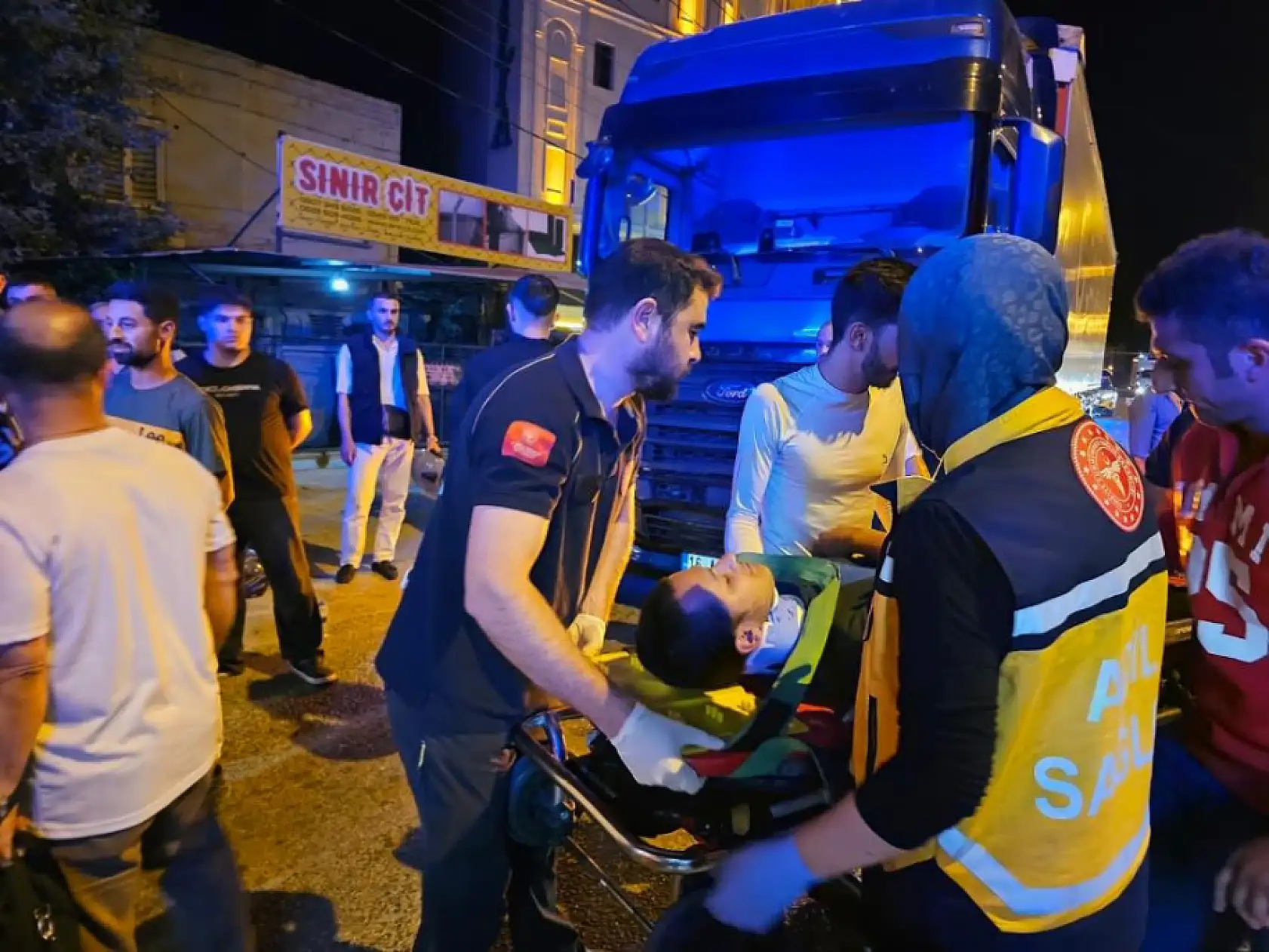 Kafası tırın altına girdi kaskı hayatını kurtardı