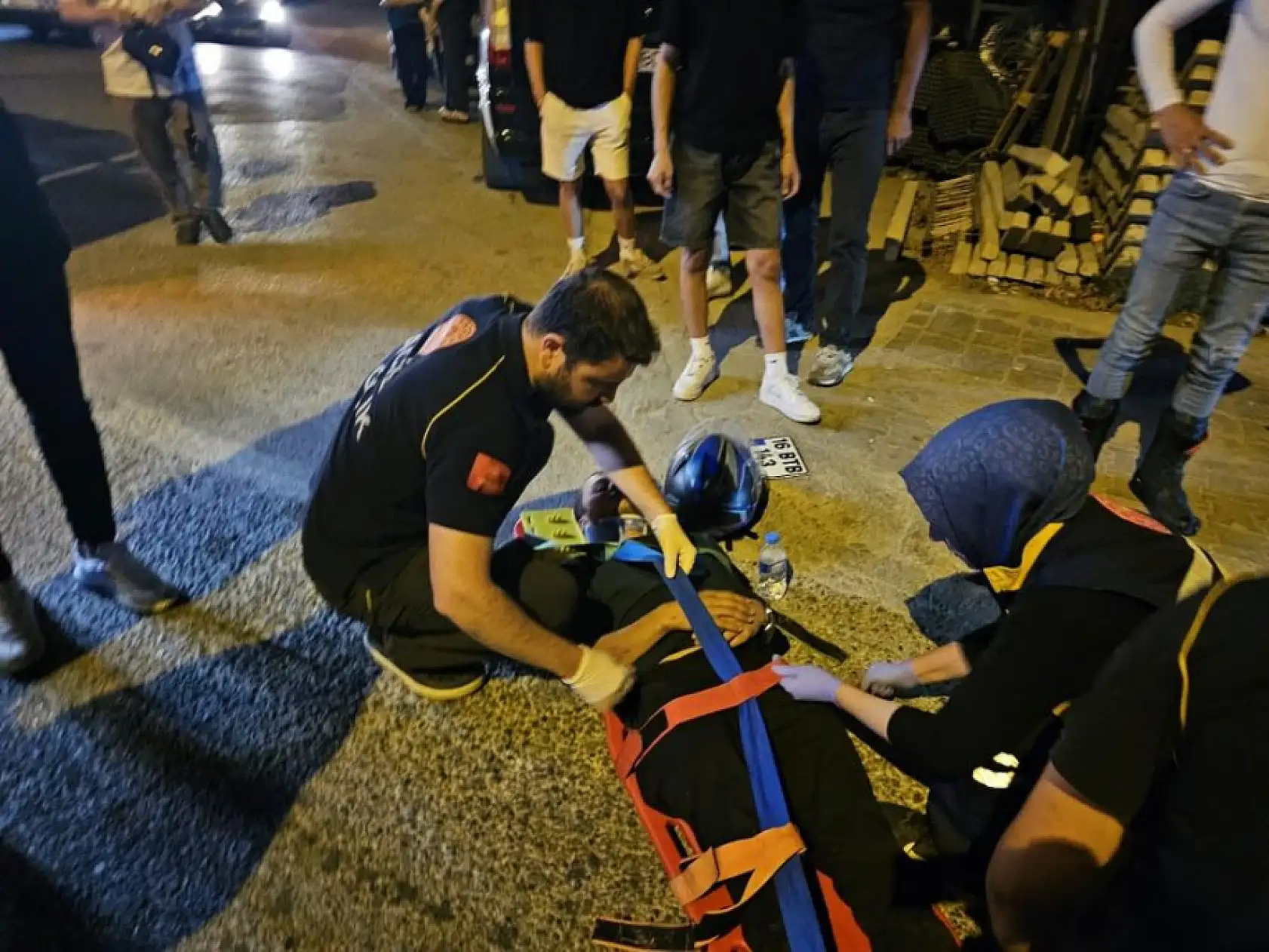 Kafası tırın altına girdi kaskı hayatını kurtardı