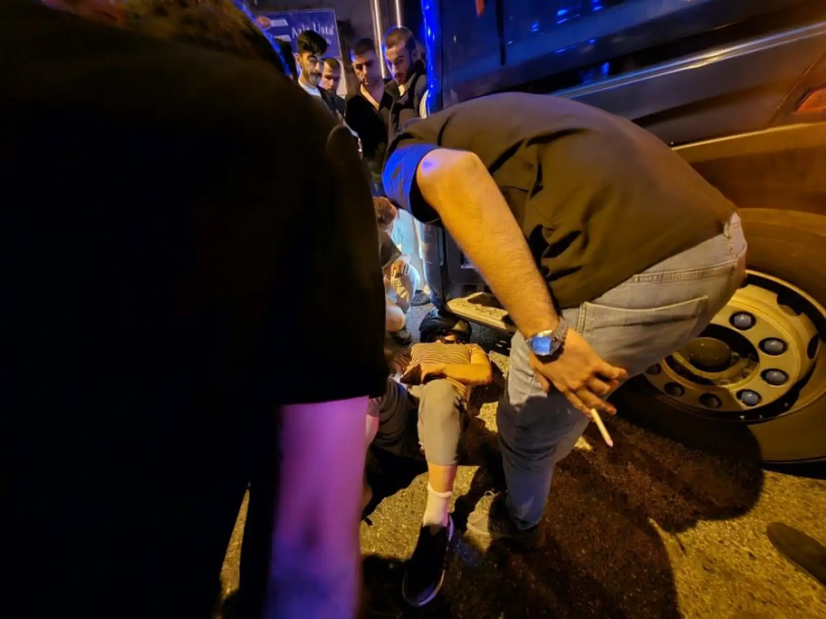 Kafası tırın altına girdi kaskı hayatını kurtardı