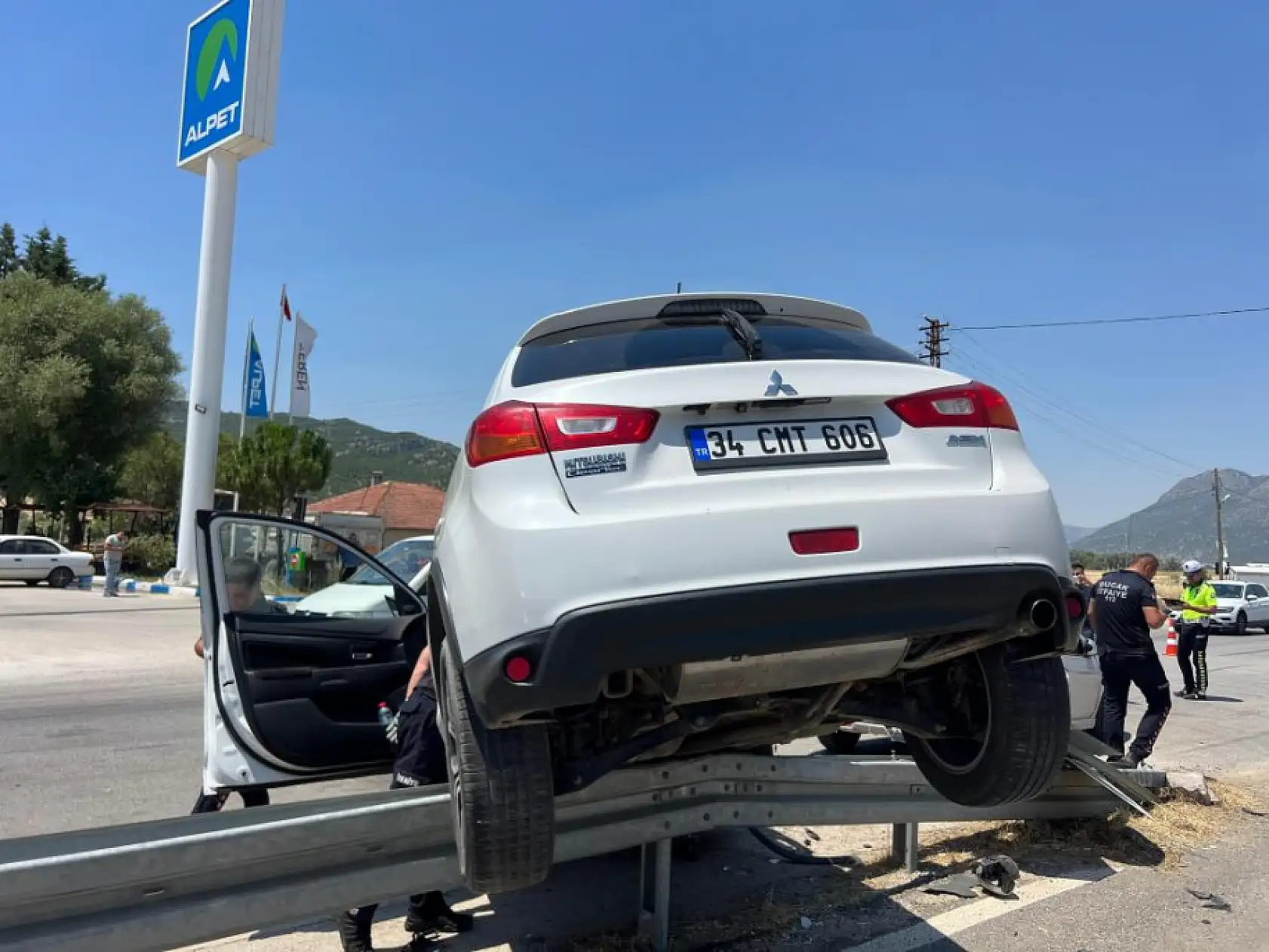 Burdur-Antalya Karayolu'nda iki otomobil çarpıştı: 2'si çocuk 5 yaralı