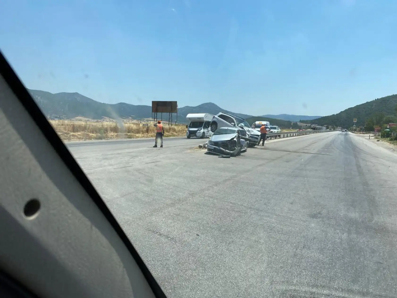 Burdur-Antalya Karayolu'nda iki otomobil çarpıştı: 2'si çocuk 5 yaralı