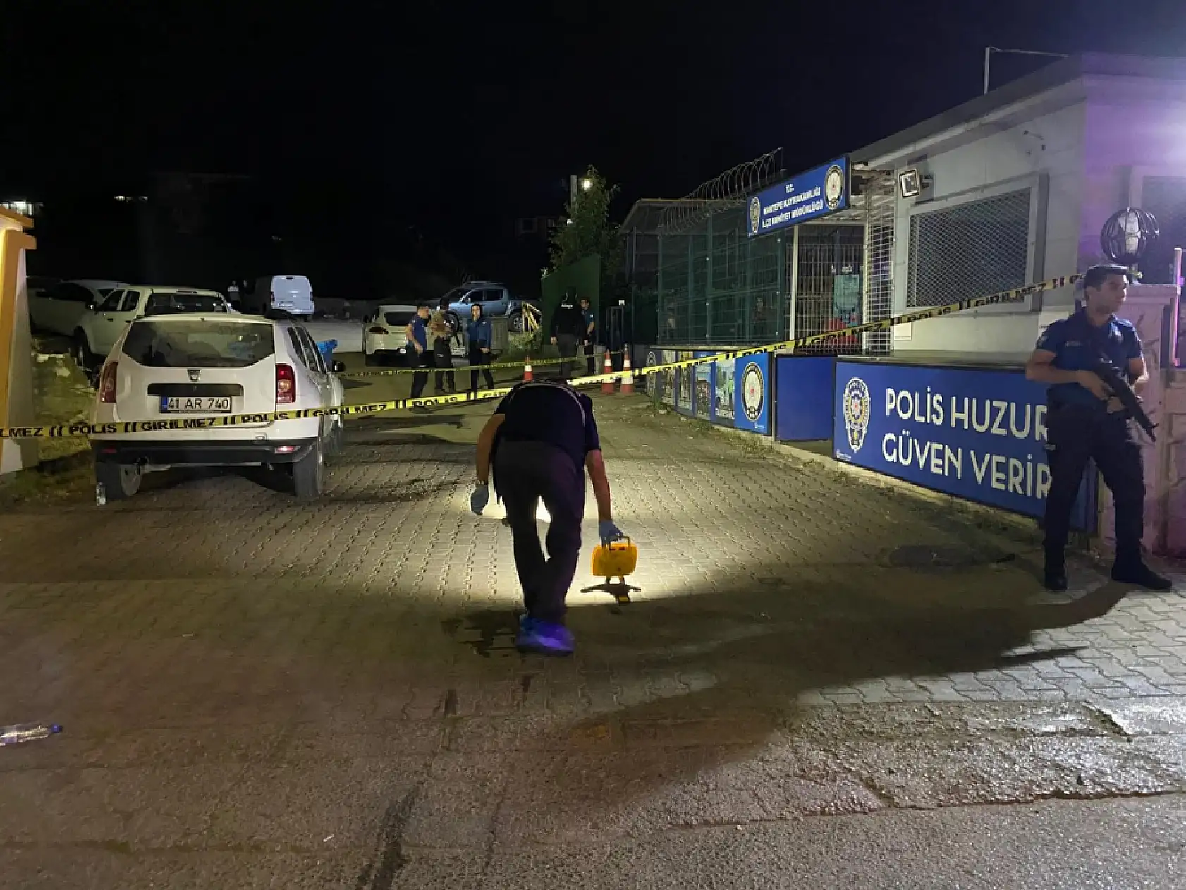 İlçe Emniyet Müdürlüğü önünde silahlı kavga: 2 yaralı