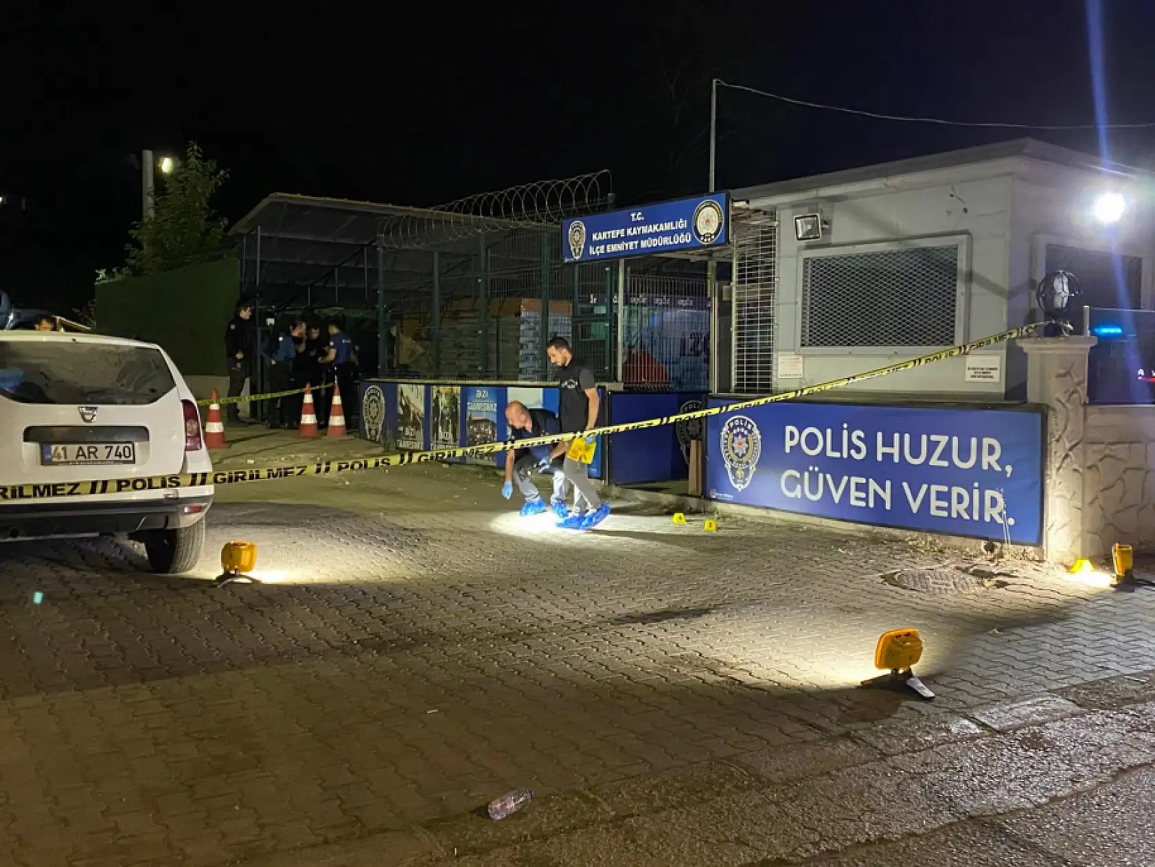 İlçe Emniyet Müdürlüğü önünde silahlı kavga: 2 yaralı