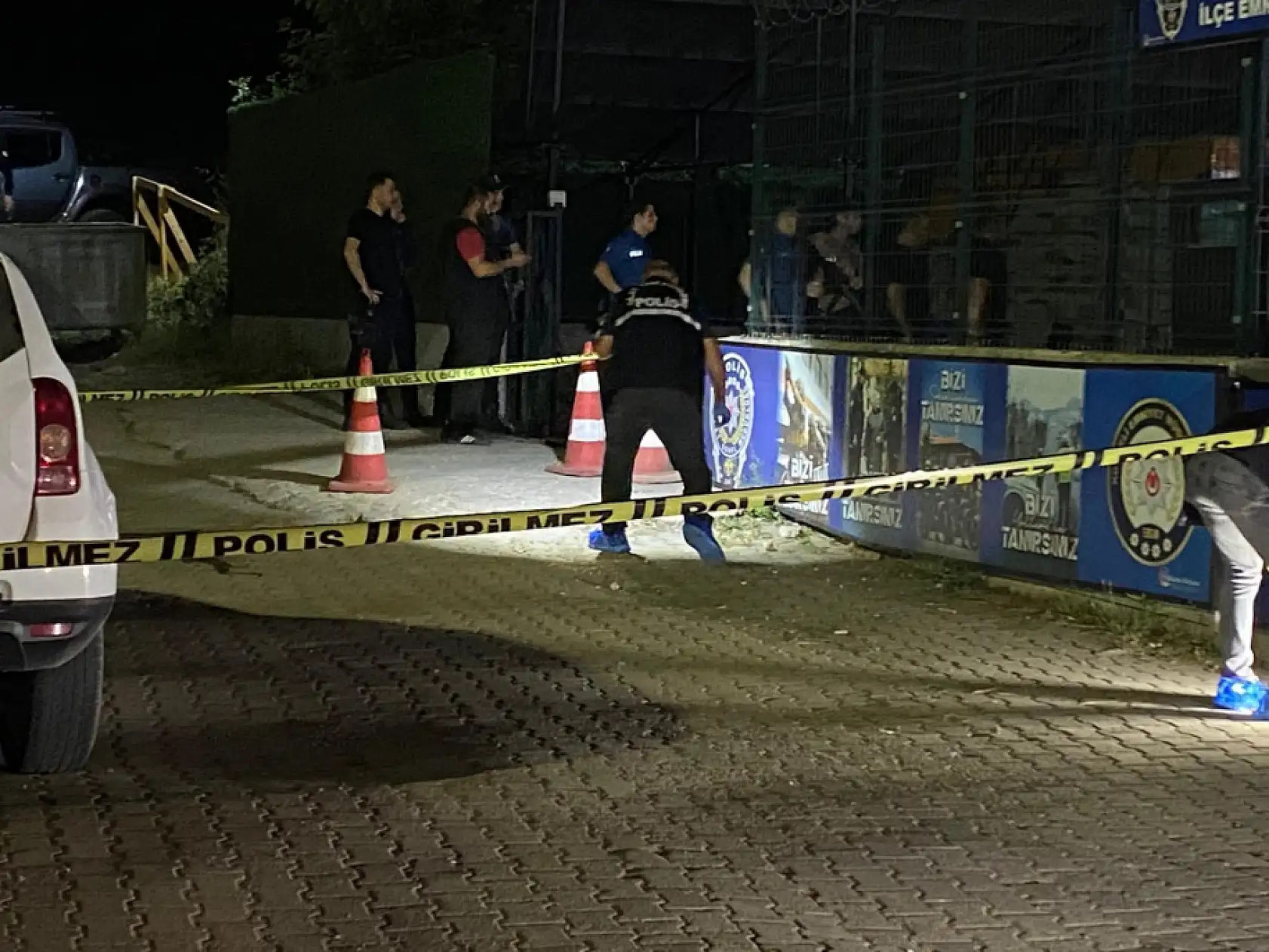 İlçe Emniyet Müdürlüğü önünde silahlı kavga: 2 yaralı